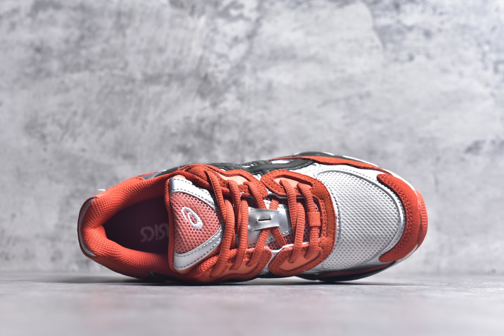 图片[4]-#Asics GEL-NYC 亚瑟士防滑耐磨透气低帮运动休闲鞋 GEL-NYC™ 运动鞋的灵感源自传统和现代高性能跑步风格 其鞋面结构参考了 2000 年代初的 GEL-NIMBUS™ 3 鞋 并将其与 MC-PLUS V 设计中的各种装饰融为一体 该工装通过使用 GEL-CUMULUS® 16 鞋的工装系统来对比鞋面的复古风格 通过轻质泡沫和 GEL® 技术嵌入物的结合 这种中底结构有助于创造先进的脚底舒适度 尺码：36 37 37.5 38 39 40.5 41.5 42 42.5 43.5 44 45-选品中心