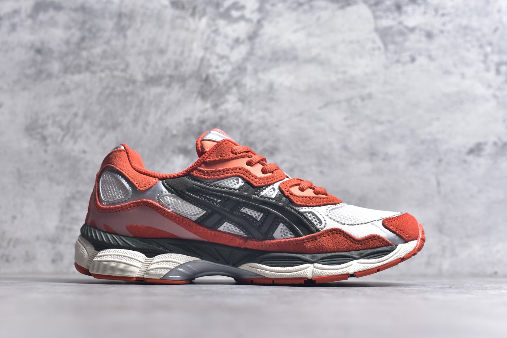 图片[3]-#Asics GEL-NYC 亚瑟士防滑耐磨透气低帮运动休闲鞋 GEL-NYC™ 运动鞋的灵感源自传统和现代高性能跑步风格 其鞋面结构参考了 2000 年代初的 GEL-NIMBUS™ 3 鞋 并将其与 MC-PLUS V 设计中的各种装饰融为一体 该工装通过使用 GEL-CUMULUS® 16 鞋的工装系统来对比鞋面的复古风格 通过轻质泡沫和 GEL® 技术嵌入物的结合 这种中底结构有助于创造先进的脚底舒适度 尺码：36 37 37.5 38 39 40.5 41.5 42 42.5 43.5 44 45-选品中心
