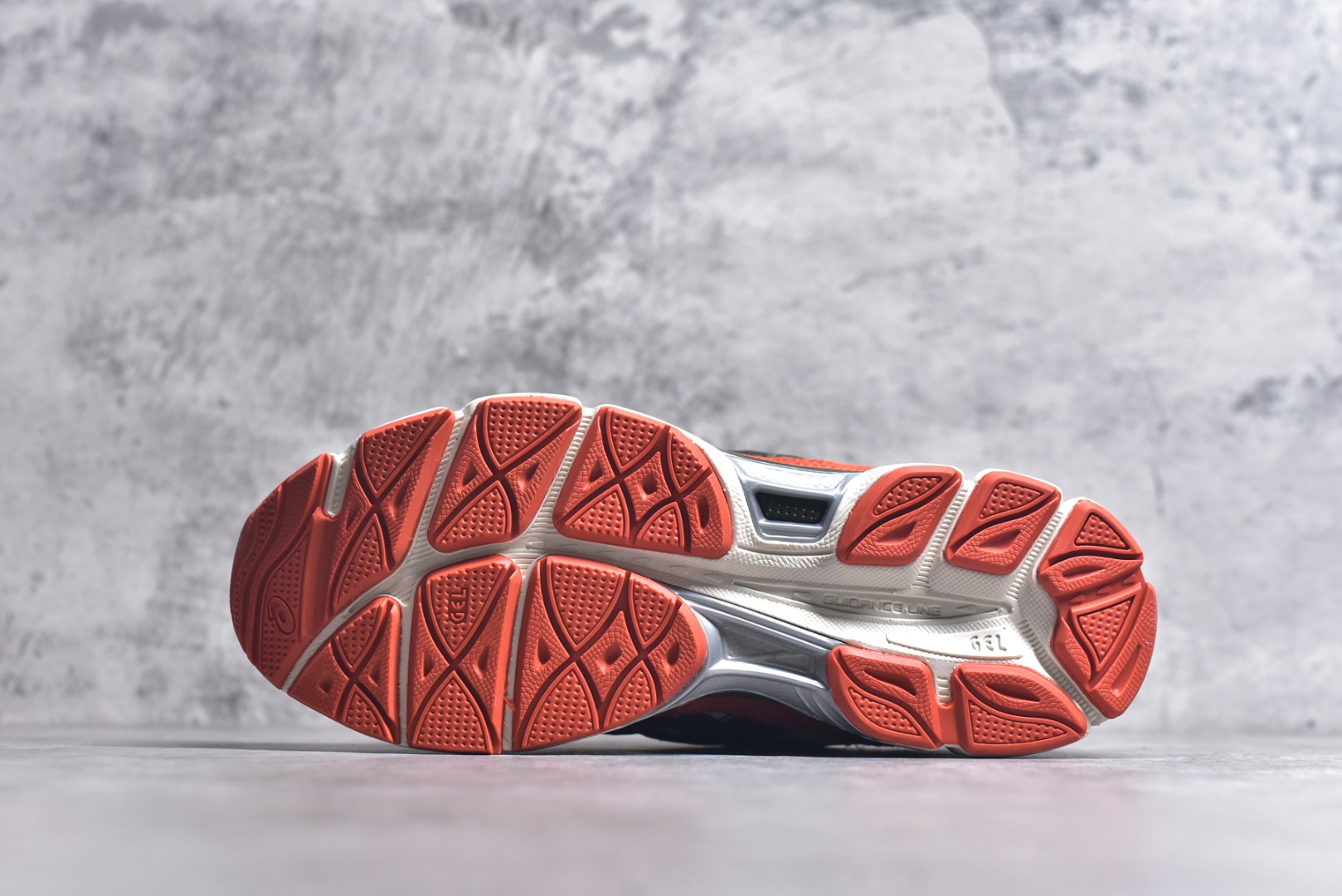 图片[6]-#Asics GEL-NYC 亚瑟士防滑耐磨透气低帮运动休闲鞋 GEL-NYC™ 运动鞋的灵感源自传统和现代高性能跑步风格 其鞋面结构参考了 2000 年代初的 GEL-NIMBUS™ 3 鞋 并将其与 MC-PLUS V 设计中的各种装饰融为一体 该工装通过使用 GEL-CUMULUS® 16 鞋的工装系统来对比鞋面的复古风格 通过轻质泡沫和 GEL® 技术嵌入物的结合 这种中底结构有助于创造先进的脚底舒适度 尺码：36 37 37.5 38 39 40.5 41.5 42 42.5 43.5 44 45-选品中心