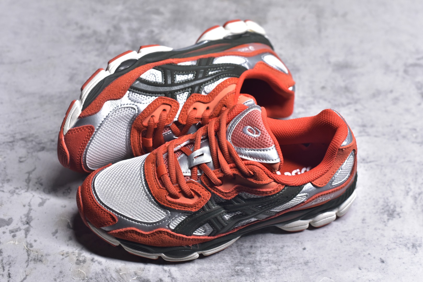 图片[7]-#Asics GEL-NYC 亚瑟士防滑耐磨透气低帮运动休闲鞋 GEL-NYC™ 运动鞋的灵感源自传统和现代高性能跑步风格 其鞋面结构参考了 2000 年代初的 GEL-NIMBUS™ 3 鞋 并将其与 MC-PLUS V 设计中的各种装饰融为一体 该工装通过使用 GEL-CUMULUS® 16 鞋的工装系统来对比鞋面的复古风格 通过轻质泡沫和 GEL® 技术嵌入物的结合 这种中底结构有助于创造先进的脚底舒适度 尺码：36 37 37.5 38 39 40.5 41.5 42 42.5 43.5 44 45-选品中心