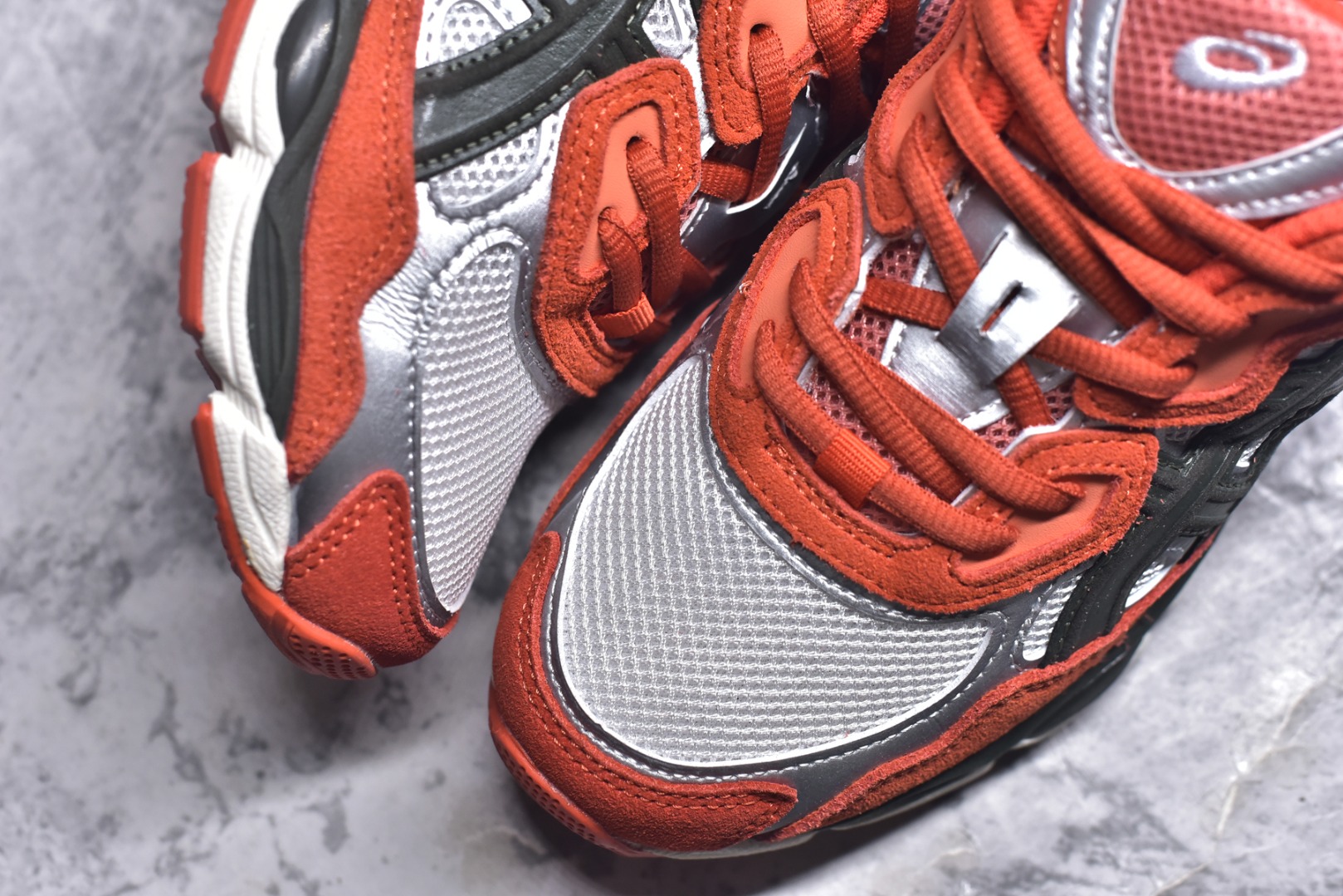 图片[8]-#Asics GEL-NYC 亚瑟士防滑耐磨透气低帮运动休闲鞋 GEL-NYC™ 运动鞋的灵感源自传统和现代高性能跑步风格 其鞋面结构参考了 2000 年代初的 GEL-NIMBUS™ 3 鞋 并将其与 MC-PLUS V 设计中的各种装饰融为一体 该工装通过使用 GEL-CUMULUS® 16 鞋的工装系统来对比鞋面的复古风格 通过轻质泡沫和 GEL® 技术嵌入物的结合 这种中底结构有助于创造先进的脚底舒适度 尺码：36 37 37.5 38 39 40.5 41.5 42 42.5 43.5 44 45-选品中心