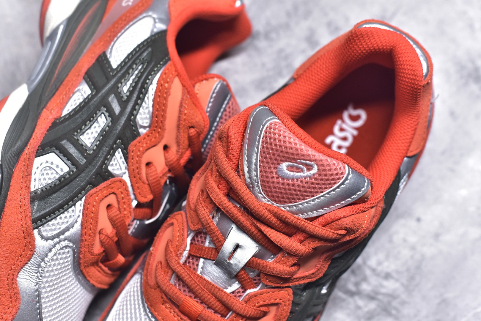 图片[9]-#Asics GEL-NYC 亚瑟士防滑耐磨透气低帮运动休闲鞋 GEL-NYC™ 运动鞋的灵感源自传统和现代高性能跑步风格 其鞋面结构参考了 2000 年代初的 GEL-NIMBUS™ 3 鞋 并将其与 MC-PLUS V 设计中的各种装饰融为一体 该工装通过使用 GEL-CUMULUS® 16 鞋的工装系统来对比鞋面的复古风格 通过轻质泡沫和 GEL® 技术嵌入物的结合 这种中底结构有助于创造先进的脚底舒适度 尺码：36 37 37.5 38 39 40.5 41.5 42 42.5 43.5 44 45-选品中心
