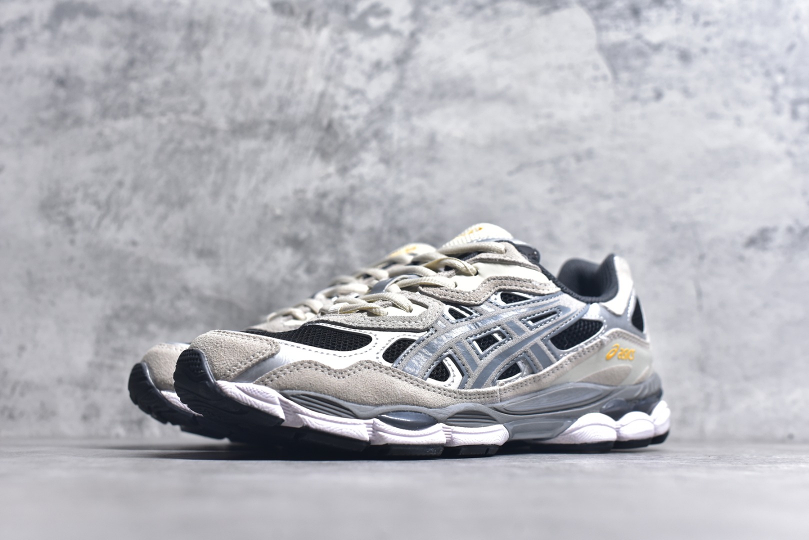 图片[2]-#Asics GEL-NYC 亚瑟士防滑耐磨透气低帮运动休闲鞋 GEL-NYC™ 运动鞋的灵感源自传统和现代高性能跑步风格 其鞋面结构参考了 2000 年代初的 GEL-NIMBUS™ 3 鞋 并将其与 MC-PLUS V 设计中的各种装饰融为一体 该工装通过使用 GEL-CUMULUS® 16 鞋的工装系统来对比鞋面的复古风格 通过轻质泡沫和 GEL® 技术嵌入物的结合 这种中底结构有助于创造先进的脚底舒适度 尺码：36 37 37.5 38 39 40.5 41.5 42 42.5 43.5 44 45-选品中心