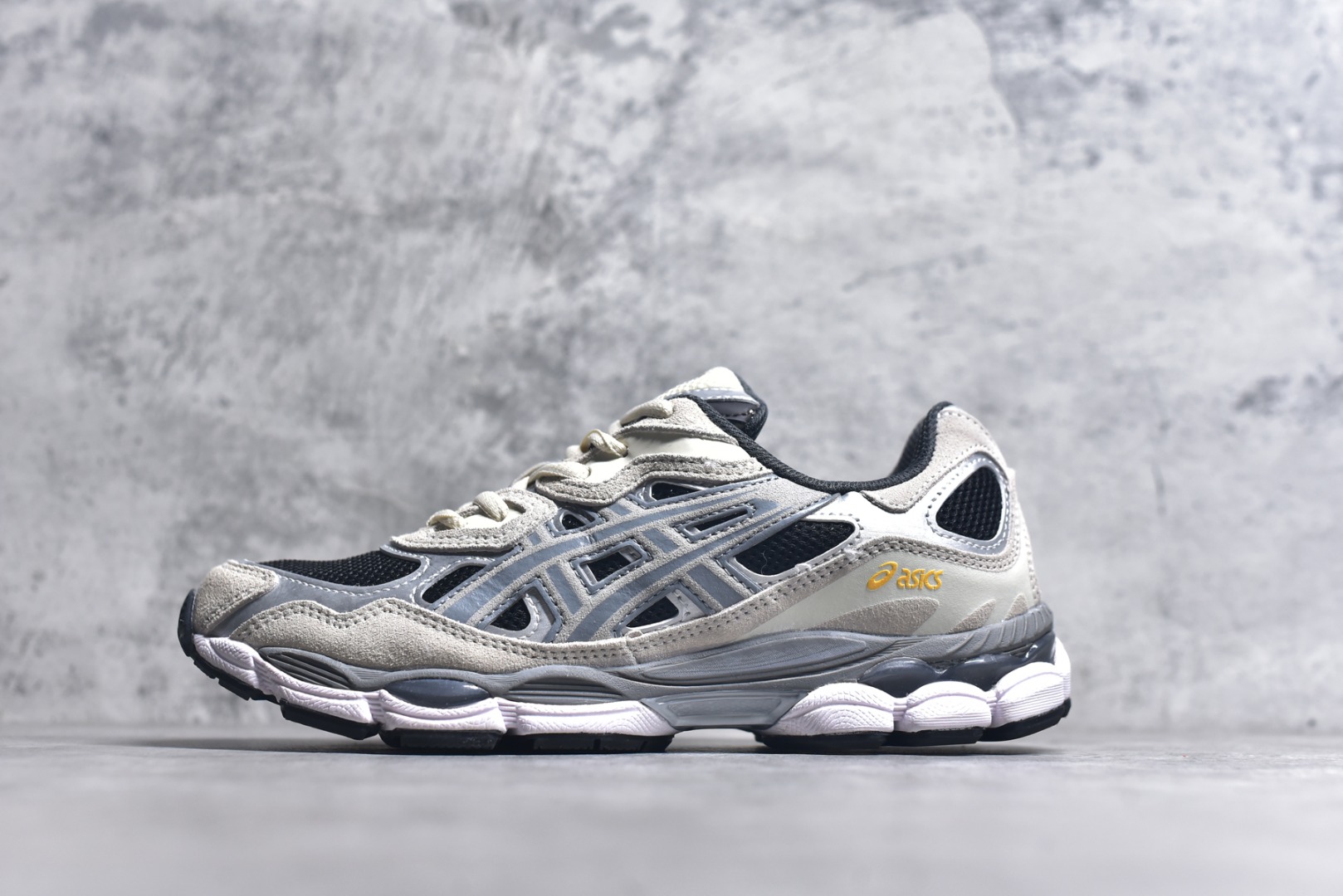 #Asics GEL-NYC 亚瑟士防滑耐磨透气低帮运动休闲鞋 GEL-NYC™ 运动鞋的灵感源自传统和现代高性能跑步风格 其鞋面结构参考了 2000 年代初的 GEL-NIMBUS™ 3 鞋 并将其与 MC-PLUS V 设计中的各种装饰融为一体 该工装通过使用 GEL-CUMULUS® 16 鞋的工装系统来对比鞋面的复古风格 通过轻质泡沫和 GEL® 技术嵌入物的结合 这种中底结构有助于创造先进的脚底舒适度 尺码：36 37 37.5 38 39 40.5 41.5 42 42.5 43.5 44 45-选品中心