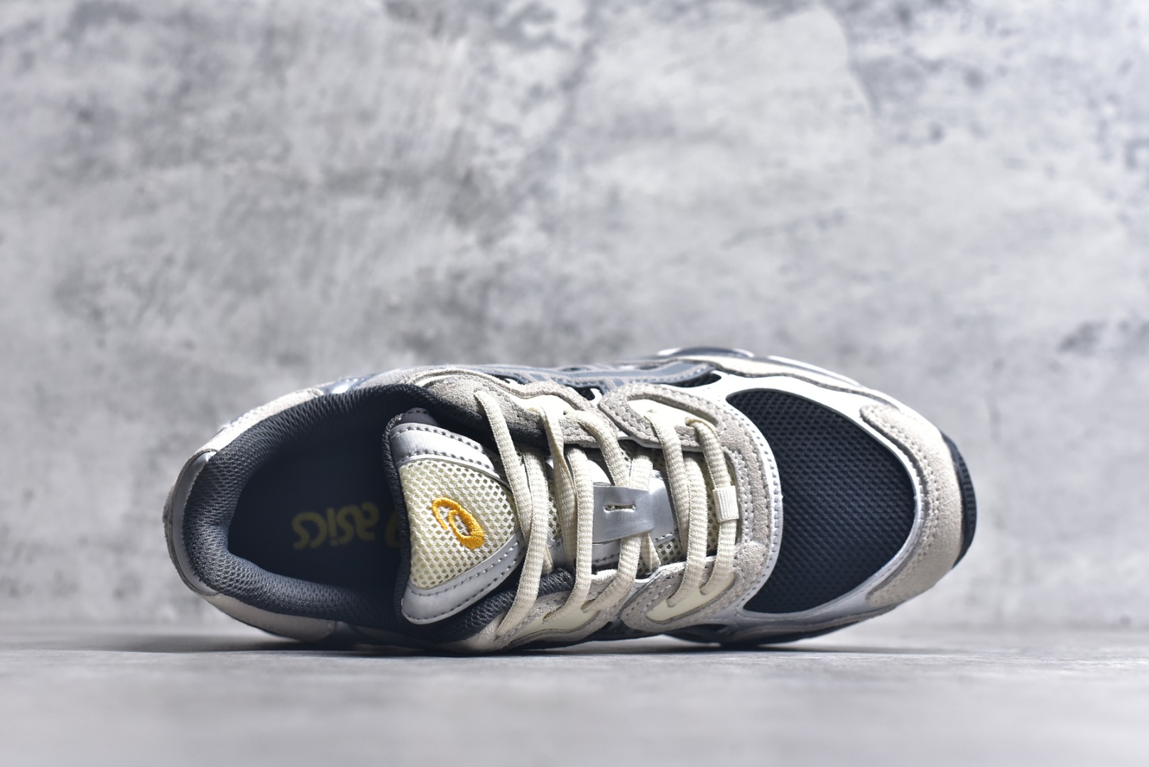 图片[4]-#Asics GEL-NYC 亚瑟士防滑耐磨透气低帮运动休闲鞋 GEL-NYC™ 运动鞋的灵感源自传统和现代高性能跑步风格 其鞋面结构参考了 2000 年代初的 GEL-NIMBUS™ 3 鞋 并将其与 MC-PLUS V 设计中的各种装饰融为一体 该工装通过使用 GEL-CUMULUS® 16 鞋的工装系统来对比鞋面的复古风格 通过轻质泡沫和 GEL® 技术嵌入物的结合 这种中底结构有助于创造先进的脚底舒适度 尺码：36 37 37.5 38 39 40.5 41.5 42 42.5 43.5 44 45-选品中心