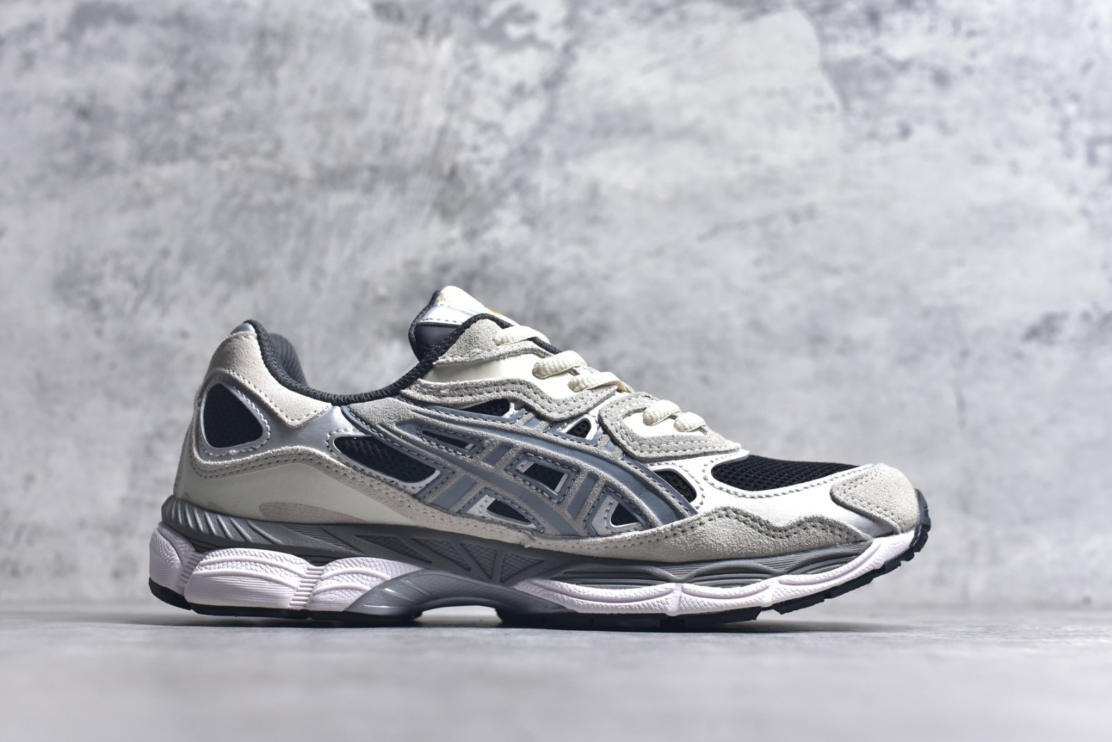 图片[3]-#Asics GEL-NYC 亚瑟士防滑耐磨透气低帮运动休闲鞋 GEL-NYC™ 运动鞋的灵感源自传统和现代高性能跑步风格 其鞋面结构参考了 2000 年代初的 GEL-NIMBUS™ 3 鞋 并将其与 MC-PLUS V 设计中的各种装饰融为一体 该工装通过使用 GEL-CUMULUS® 16 鞋的工装系统来对比鞋面的复古风格 通过轻质泡沫和 GEL® 技术嵌入物的结合 这种中底结构有助于创造先进的脚底舒适度 尺码：36 37 37.5 38 39 40.5 41.5 42 42.5 43.5 44 45-选品中心