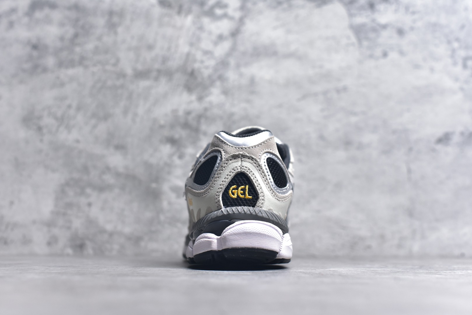 图片[5]-#Asics GEL-NYC 亚瑟士防滑耐磨透气低帮运动休闲鞋 GEL-NYC™ 运动鞋的灵感源自传统和现代高性能跑步风格 其鞋面结构参考了 2000 年代初的 GEL-NIMBUS™ 3 鞋 并将其与 MC-PLUS V 设计中的各种装饰融为一体 该工装通过使用 GEL-CUMULUS® 16 鞋的工装系统来对比鞋面的复古风格 通过轻质泡沫和 GEL® 技术嵌入物的结合 这种中底结构有助于创造先进的脚底舒适度 尺码：36 37 37.5 38 39 40.5 41.5 42 42.5 43.5 44 45-选品中心
