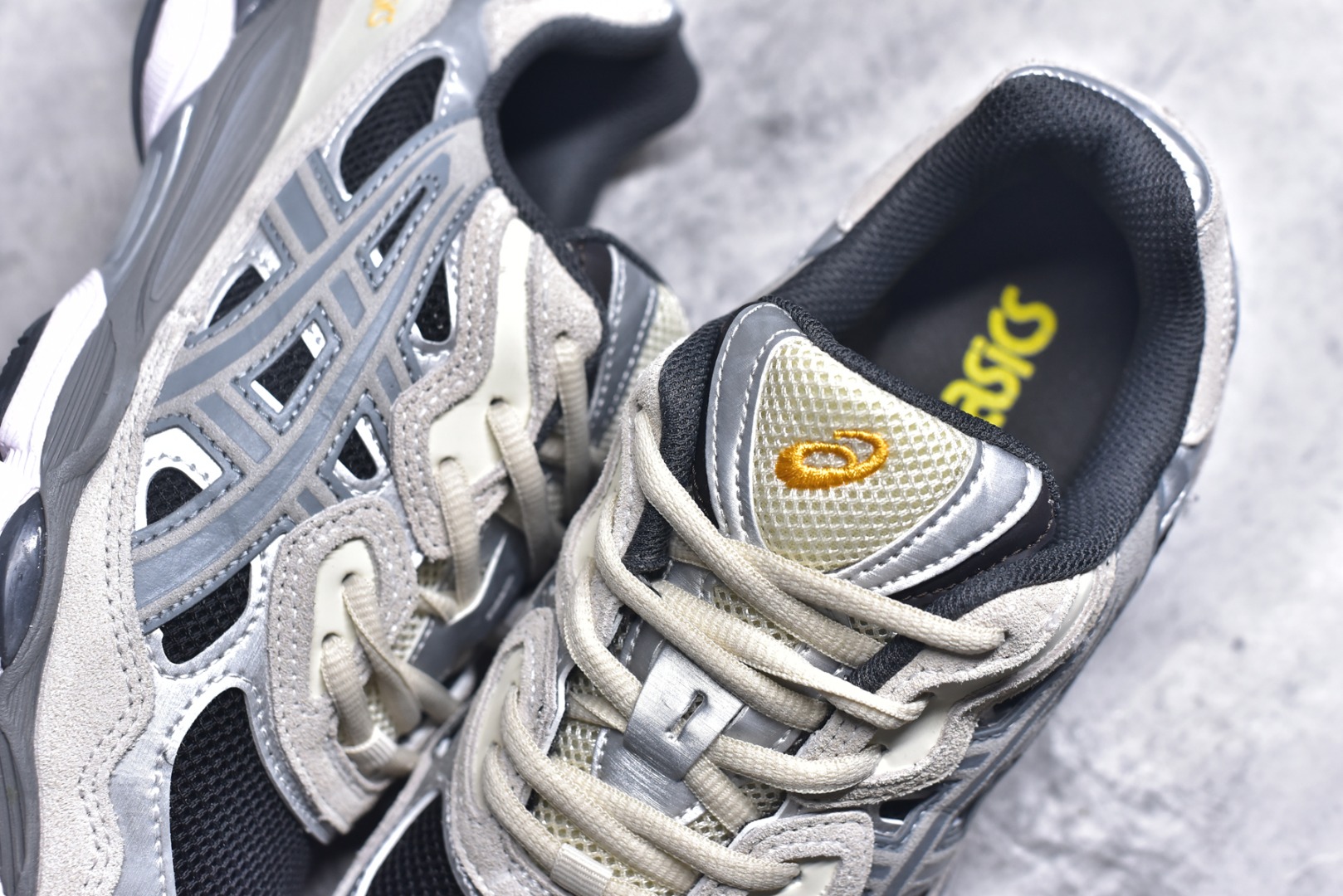 图片[9]-#Asics GEL-NYC 亚瑟士防滑耐磨透气低帮运动休闲鞋 GEL-NYC™ 运动鞋的灵感源自传统和现代高性能跑步风格 其鞋面结构参考了 2000 年代初的 GEL-NIMBUS™ 3 鞋 并将其与 MC-PLUS V 设计中的各种装饰融为一体 该工装通过使用 GEL-CUMULUS® 16 鞋的工装系统来对比鞋面的复古风格 通过轻质泡沫和 GEL® 技术嵌入物的结合 这种中底结构有助于创造先进的脚底舒适度 尺码：36 37 37.5 38 39 40.5 41.5 42 42.5 43.5 44 45-选品中心