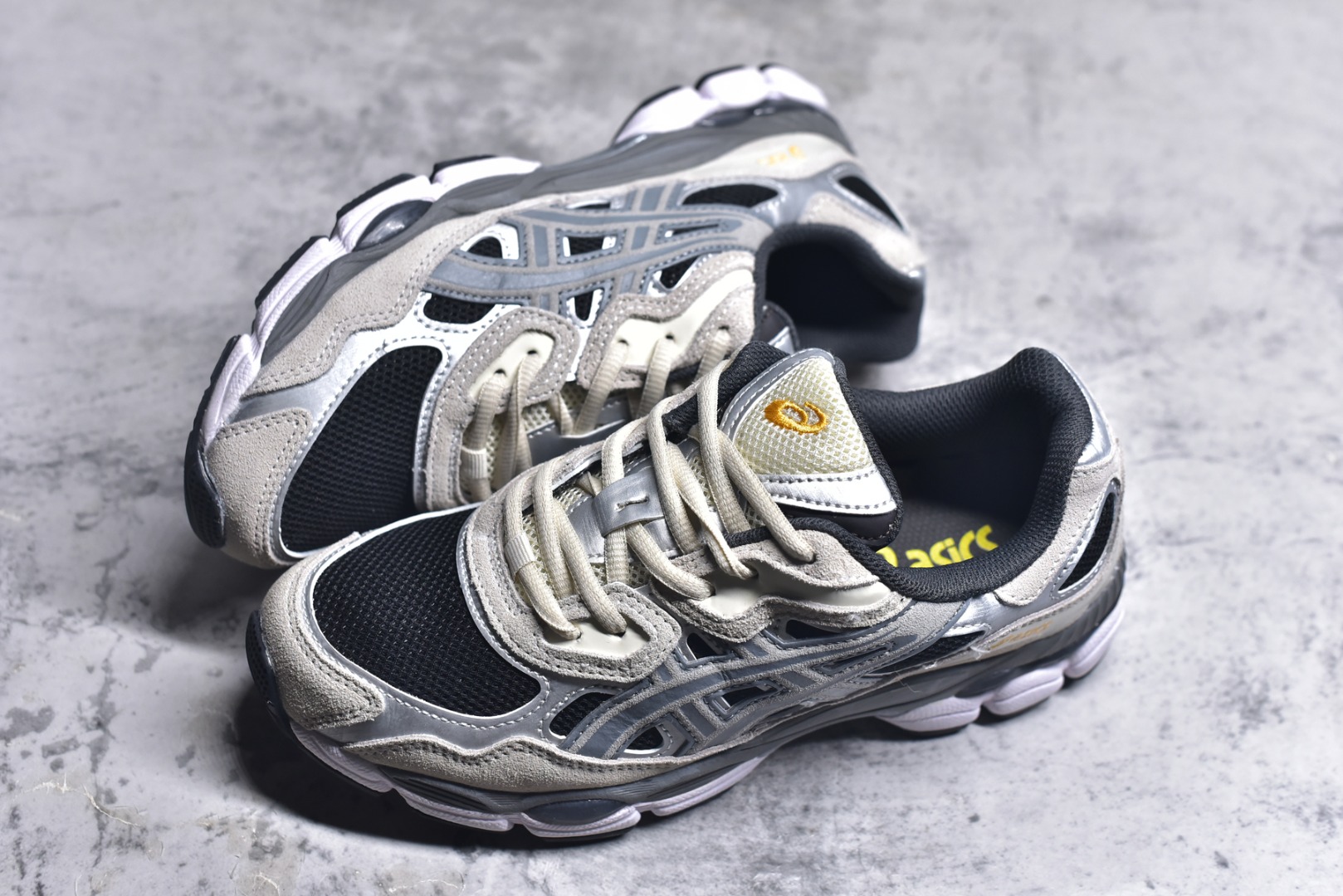 图片[7]-#Asics GEL-NYC 亚瑟士防滑耐磨透气低帮运动休闲鞋 GEL-NYC™ 运动鞋的灵感源自传统和现代高性能跑步风格 其鞋面结构参考了 2000 年代初的 GEL-NIMBUS™ 3 鞋 并将其与 MC-PLUS V 设计中的各种装饰融为一体 该工装通过使用 GEL-CUMULUS® 16 鞋的工装系统来对比鞋面的复古风格 通过轻质泡沫和 GEL® 技术嵌入物的结合 这种中底结构有助于创造先进的脚底舒适度 尺码：36 37 37.5 38 39 40.5 41.5 42 42.5 43.5 44 45-选品中心