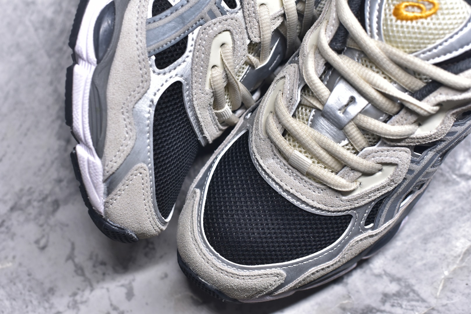 图片[8]-#Asics GEL-NYC 亚瑟士防滑耐磨透气低帮运动休闲鞋 GEL-NYC™ 运动鞋的灵感源自传统和现代高性能跑步风格 其鞋面结构参考了 2000 年代初的 GEL-NIMBUS™ 3 鞋 并将其与 MC-PLUS V 设计中的各种装饰融为一体 该工装通过使用 GEL-CUMULUS® 16 鞋的工装系统来对比鞋面的复古风格 通过轻质泡沫和 GEL® 技术嵌入物的结合 这种中底结构有助于创造先进的脚底舒适度 尺码：36 37 37.5 38 39 40.5 41.5 42 42.5 43.5 44 45-选品中心