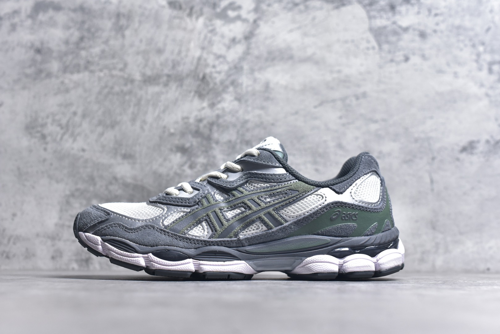 #Asics GEL-NYC 亚瑟士防滑耐磨透气低帮运动休闲鞋 GEL-NYC™ 运动鞋的灵感源自传统和现代高性能跑步风格 其鞋面结构参考了 2000 年代初的 GEL-NIMBUS™ 3 鞋 并将其与 MC-PLUS V 设计中的各种装饰融为一体 该工装通过使用 GEL-CUMULUS® 16 鞋的工装系统来对比鞋面的复古风格 通过轻质泡沫和 GEL® 技术嵌入物的结合 这种中底结构有助于创造先进的脚底舒适度 尺码：36 37 37.5 38 39 40.5 41.5 42 42.5 43.5 44 45-选品中心