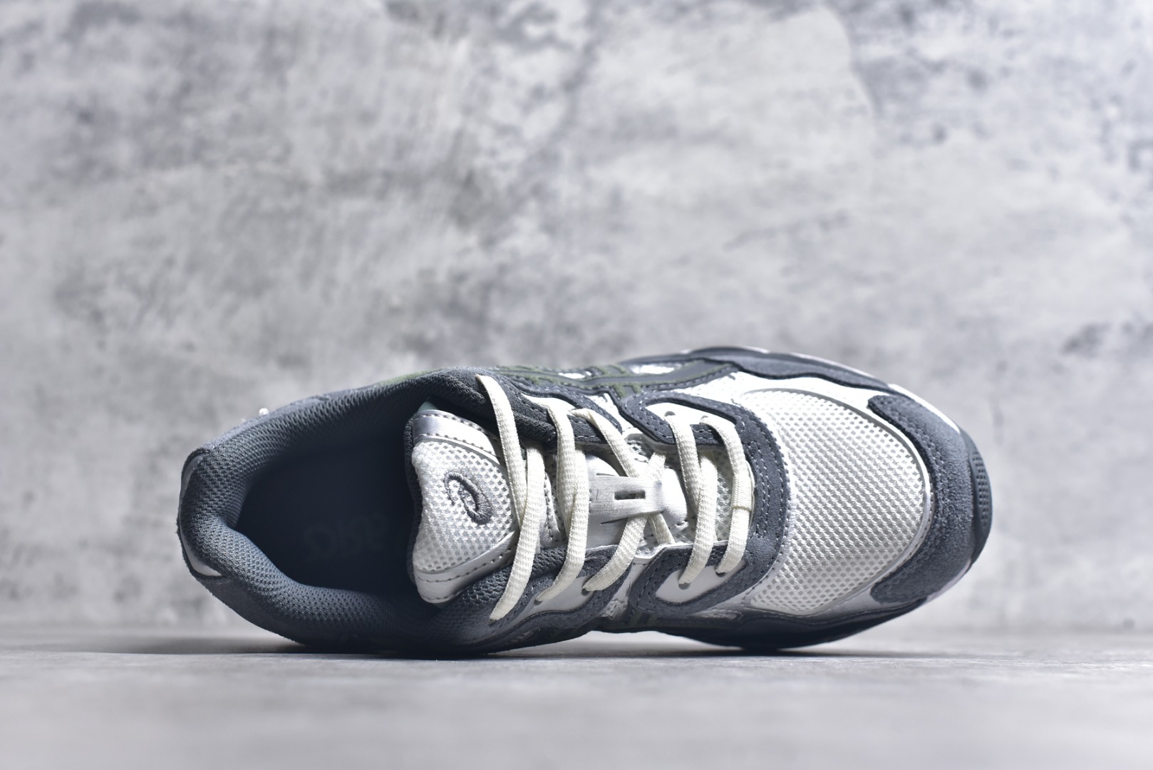 图片[4]-#Asics GEL-NYC 亚瑟士防滑耐磨透气低帮运动休闲鞋 GEL-NYC™ 运动鞋的灵感源自传统和现代高性能跑步风格 其鞋面结构参考了 2000 年代初的 GEL-NIMBUS™ 3 鞋 并将其与 MC-PLUS V 设计中的各种装饰融为一体 该工装通过使用 GEL-CUMULUS® 16 鞋的工装系统来对比鞋面的复古风格 通过轻质泡沫和 GEL® 技术嵌入物的结合 这种中底结构有助于创造先进的脚底舒适度 尺码：36 37 37.5 38 39 40.5 41.5 42 42.5 43.5 44 45-选品中心