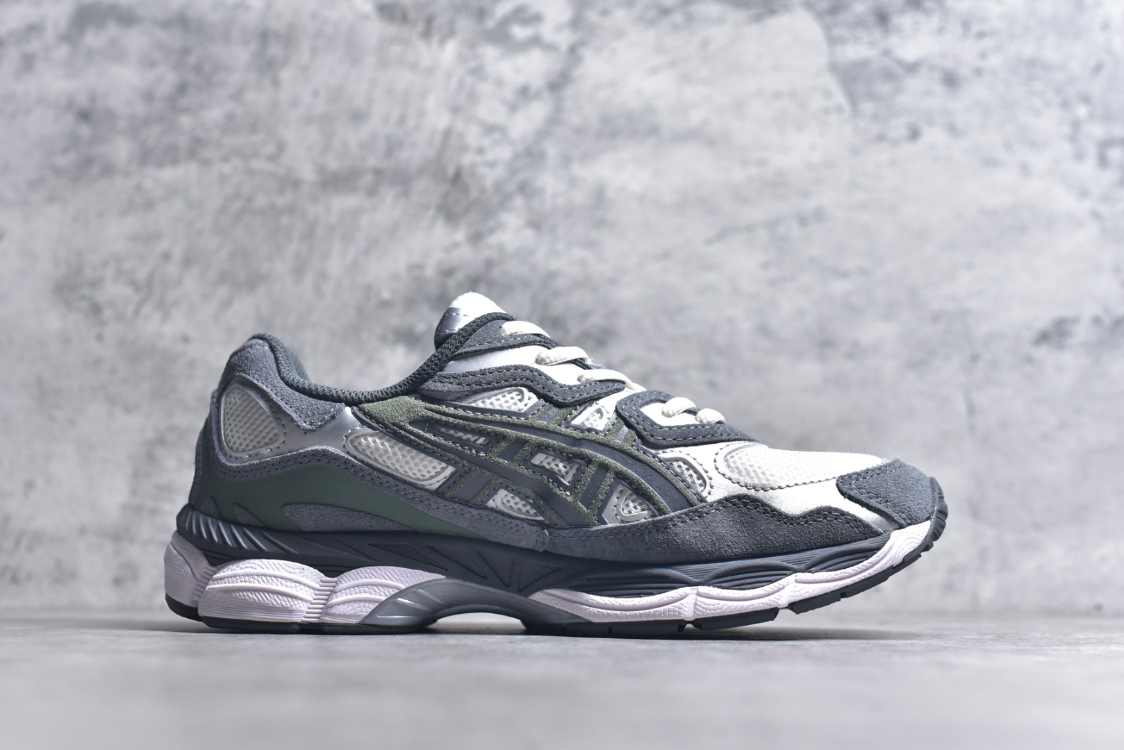 图片[3]-#Asics GEL-NYC 亚瑟士防滑耐磨透气低帮运动休闲鞋 GEL-NYC™ 运动鞋的灵感源自传统和现代高性能跑步风格 其鞋面结构参考了 2000 年代初的 GEL-NIMBUS™ 3 鞋 并将其与 MC-PLUS V 设计中的各种装饰融为一体 该工装通过使用 GEL-CUMULUS® 16 鞋的工装系统来对比鞋面的复古风格 通过轻质泡沫和 GEL® 技术嵌入物的结合 这种中底结构有助于创造先进的脚底舒适度 尺码：36 37 37.5 38 39 40.5 41.5 42 42.5 43.5 44 45-选品中心