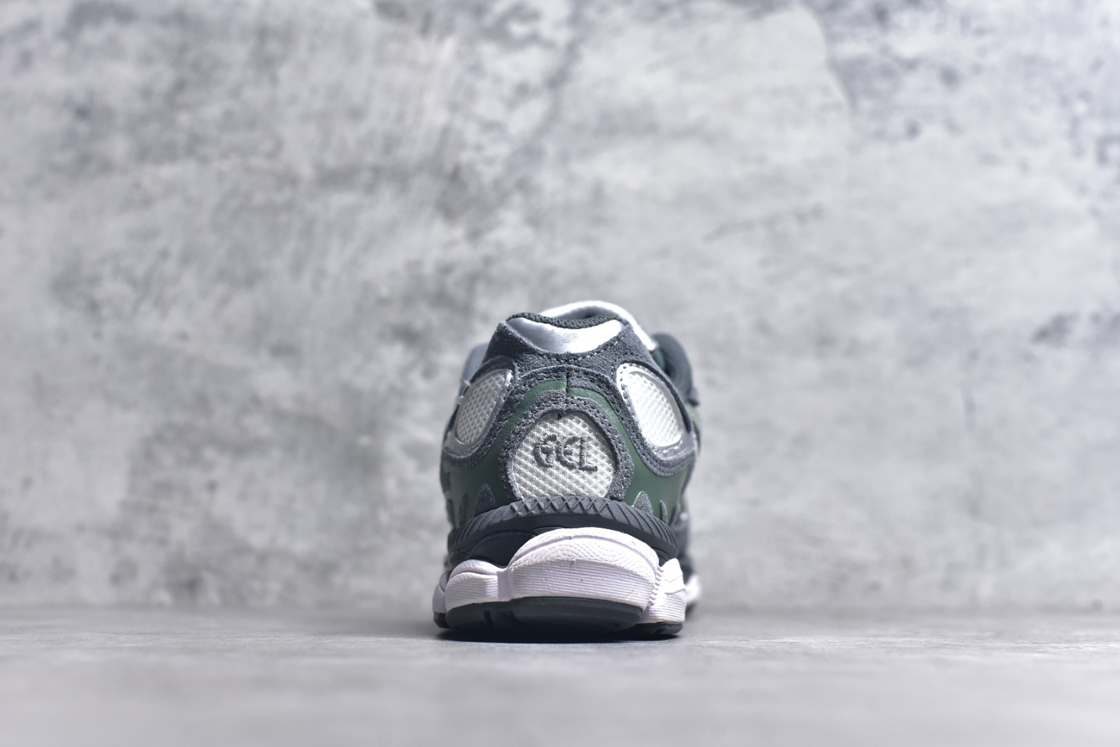 图片[5]-#Asics GEL-NYC 亚瑟士防滑耐磨透气低帮运动休闲鞋 GEL-NYC™ 运动鞋的灵感源自传统和现代高性能跑步风格 其鞋面结构参考了 2000 年代初的 GEL-NIMBUS™ 3 鞋 并将其与 MC-PLUS V 设计中的各种装饰融为一体 该工装通过使用 GEL-CUMULUS® 16 鞋的工装系统来对比鞋面的复古风格 通过轻质泡沫和 GEL® 技术嵌入物的结合 这种中底结构有助于创造先进的脚底舒适度 尺码：36 37 37.5 38 39 40.5 41.5 42 42.5 43.5 44 45-选品中心