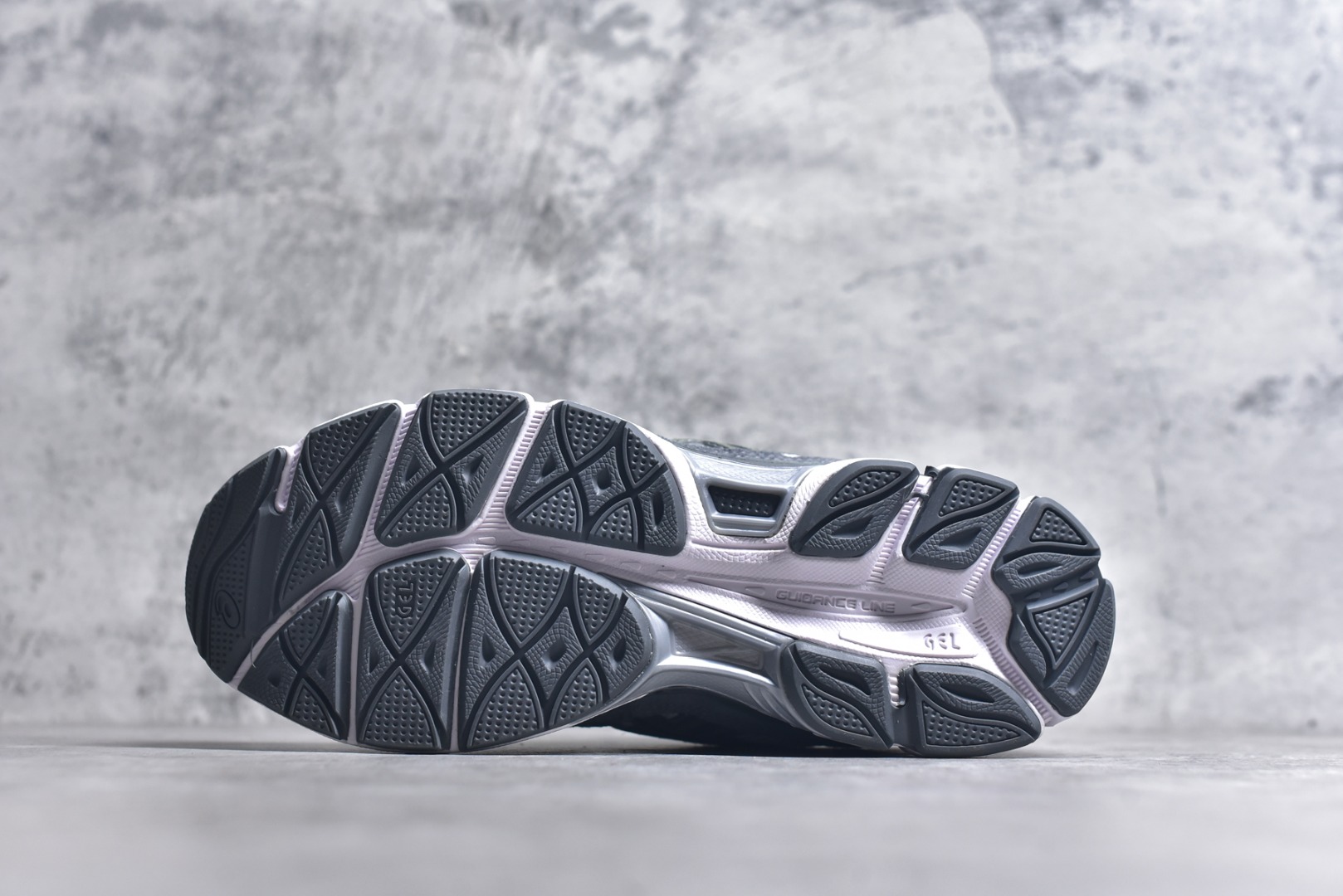图片[6]-#Asics GEL-NYC 亚瑟士防滑耐磨透气低帮运动休闲鞋 GEL-NYC™ 运动鞋的灵感源自传统和现代高性能跑步风格 其鞋面结构参考了 2000 年代初的 GEL-NIMBUS™ 3 鞋 并将其与 MC-PLUS V 设计中的各种装饰融为一体 该工装通过使用 GEL-CUMULUS® 16 鞋的工装系统来对比鞋面的复古风格 通过轻质泡沫和 GEL® 技术嵌入物的结合 这种中底结构有助于创造先进的脚底舒适度 尺码：36 37 37.5 38 39 40.5 41.5 42 42.5 43.5 44 45-选品中心
