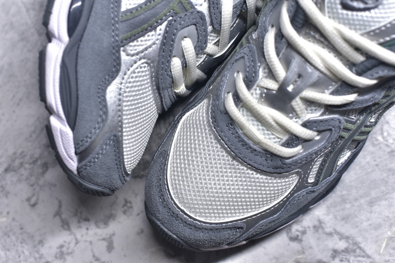 图片[8]-#Asics GEL-NYC 亚瑟士防滑耐磨透气低帮运动休闲鞋 GEL-NYC™ 运动鞋的灵感源自传统和现代高性能跑步风格 其鞋面结构参考了 2000 年代初的 GEL-NIMBUS™ 3 鞋 并将其与 MC-PLUS V 设计中的各种装饰融为一体 该工装通过使用 GEL-CUMULUS® 16 鞋的工装系统来对比鞋面的复古风格 通过轻质泡沫和 GEL® 技术嵌入物的结合 这种中底结构有助于创造先进的脚底舒适度 尺码：36 37 37.5 38 39 40.5 41.5 42 42.5 43.5 44 45-选品中心