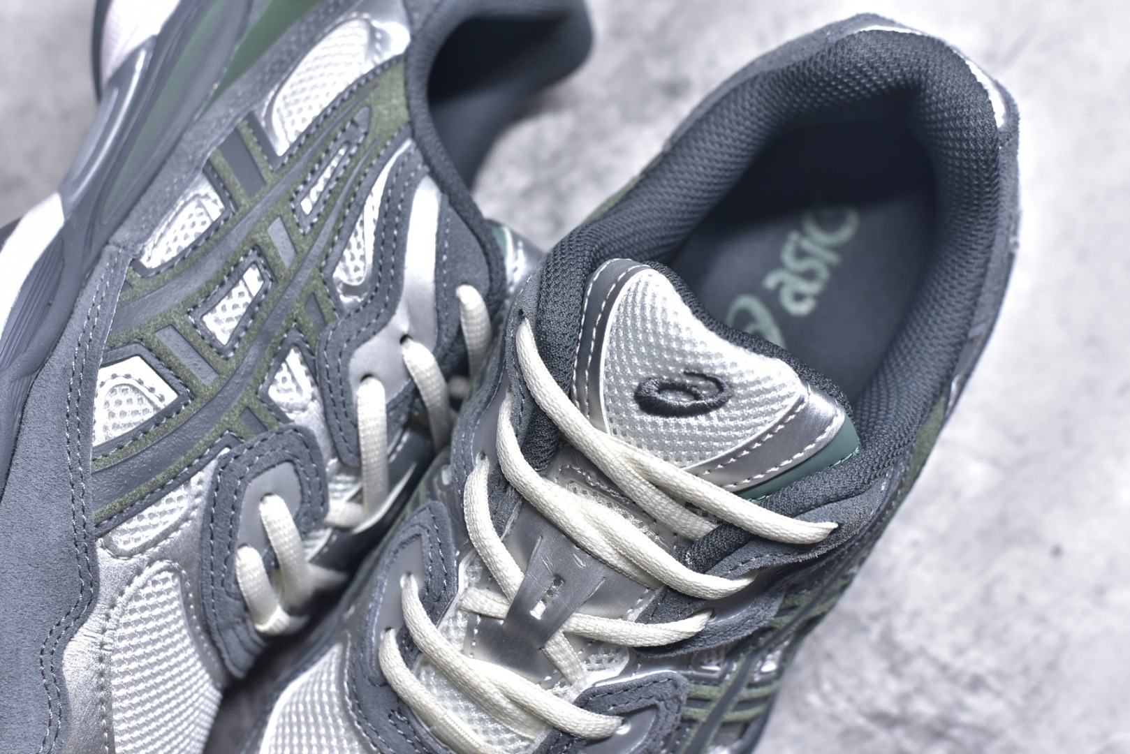 图片[9]-#Asics GEL-NYC 亚瑟士防滑耐磨透气低帮运动休闲鞋 GEL-NYC™ 运动鞋的灵感源自传统和现代高性能跑步风格 其鞋面结构参考了 2000 年代初的 GEL-NIMBUS™ 3 鞋 并将其与 MC-PLUS V 设计中的各种装饰融为一体 该工装通过使用 GEL-CUMULUS® 16 鞋的工装系统来对比鞋面的复古风格 通过轻质泡沫和 GEL® 技术嵌入物的结合 这种中底结构有助于创造先进的脚底舒适度 尺码：36 37 37.5 38 39 40.5 41.5 42 42.5 43.5 44 45-选品中心