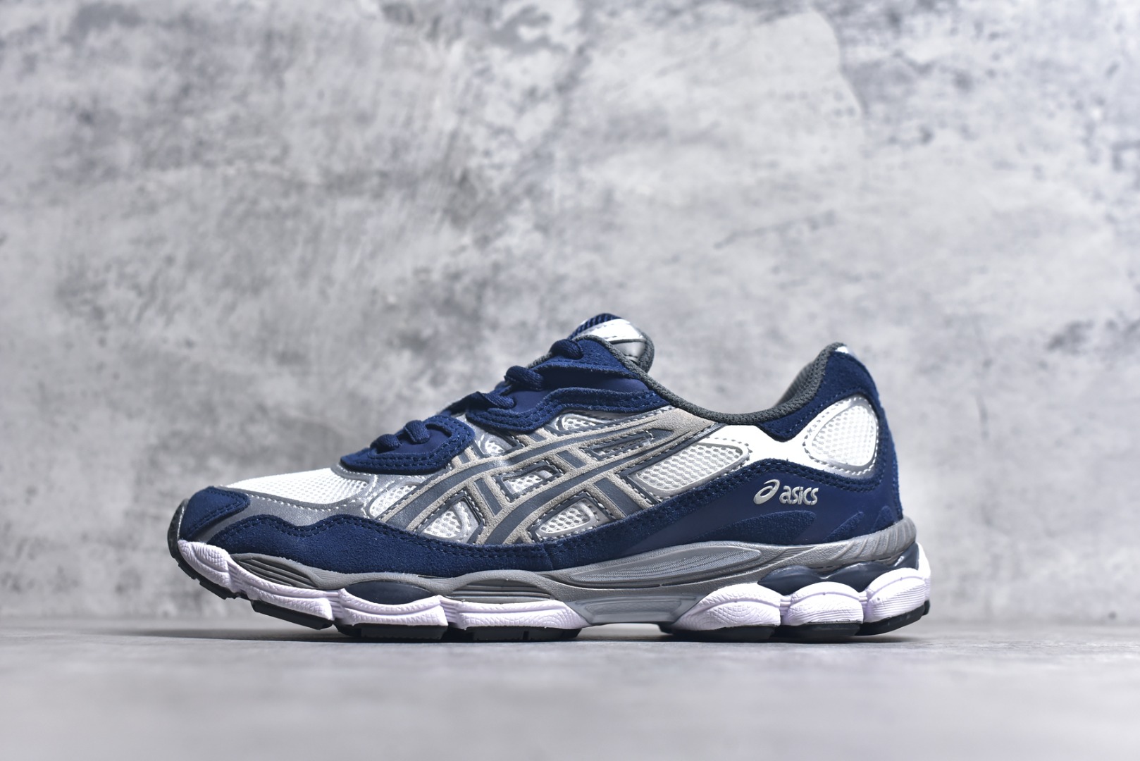 #Asics GEL-NYC 亚瑟士防滑耐磨透气低帮运动休闲鞋 GEL-NYC™ 运动鞋的灵感源自传统和现代高性能跑步风格 其鞋面结构参考了 2000 年代初的 GEL-NIMBUS™ 3 鞋 并将其与 MC-PLUS V 设计中的各种装饰融为一体 该工装通过使用 GEL-CUMULUS® 16 鞋的工装系统来对比鞋面的复古风格 通过轻质泡沫和 GEL® 技术嵌入物的结合 这种中底结构有助于创造先进的脚底舒适度 尺码：36 37 37.5 38 39 40.5 41.5 42 42.5 43.5 44 45-选品中心