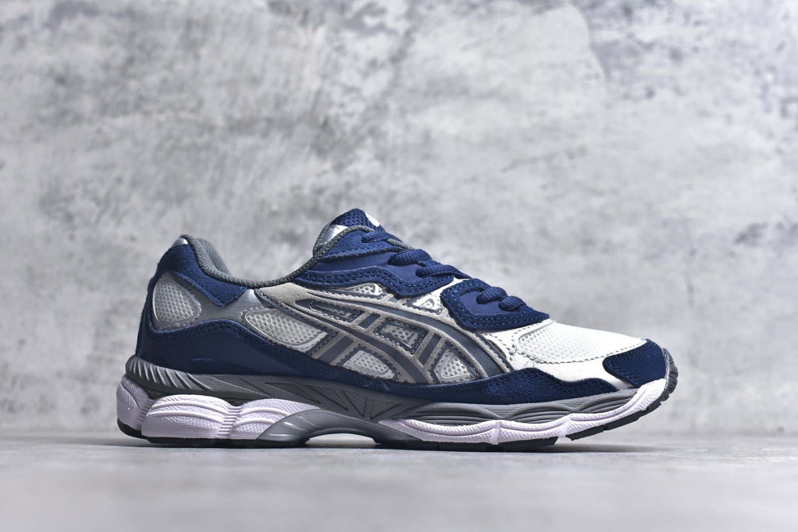 图片[3]-#Asics GEL-NYC 亚瑟士防滑耐磨透气低帮运动休闲鞋 GEL-NYC™ 运动鞋的灵感源自传统和现代高性能跑步风格 其鞋面结构参考了 2000 年代初的 GEL-NIMBUS™ 3 鞋 并将其与 MC-PLUS V 设计中的各种装饰融为一体 该工装通过使用 GEL-CUMULUS® 16 鞋的工装系统来对比鞋面的复古风格 通过轻质泡沫和 GEL® 技术嵌入物的结合 这种中底结构有助于创造先进的脚底舒适度 尺码：36 37 37.5 38 39 40.5 41.5 42 42.5 43.5 44 45-选品中心