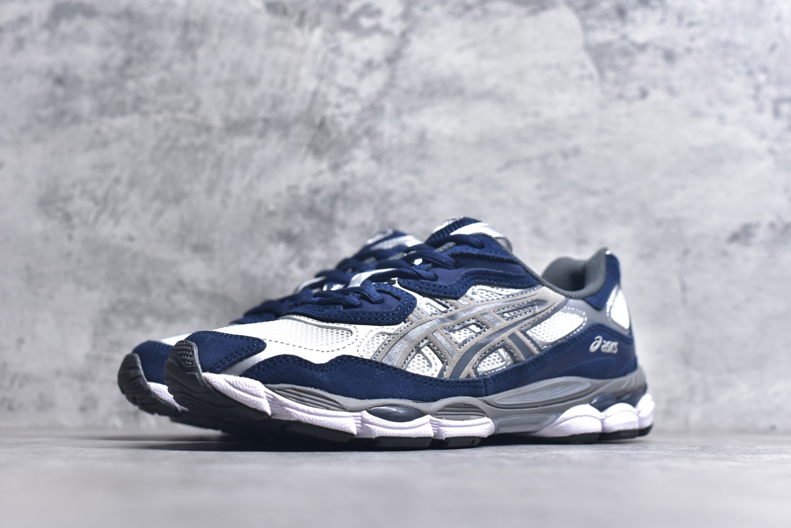 图片[2]-#Asics GEL-NYC 亚瑟士防滑耐磨透气低帮运动休闲鞋 GEL-NYC™ 运动鞋的灵感源自传统和现代高性能跑步风格 其鞋面结构参考了 2000 年代初的 GEL-NIMBUS™ 3 鞋 并将其与 MC-PLUS V 设计中的各种装饰融为一体 该工装通过使用 GEL-CUMULUS® 16 鞋的工装系统来对比鞋面的复古风格 通过轻质泡沫和 GEL® 技术嵌入物的结合 这种中底结构有助于创造先进的脚底舒适度 尺码：36 37 37.5 38 39 40.5 41.5 42 42.5 43.5 44 45-选品中心