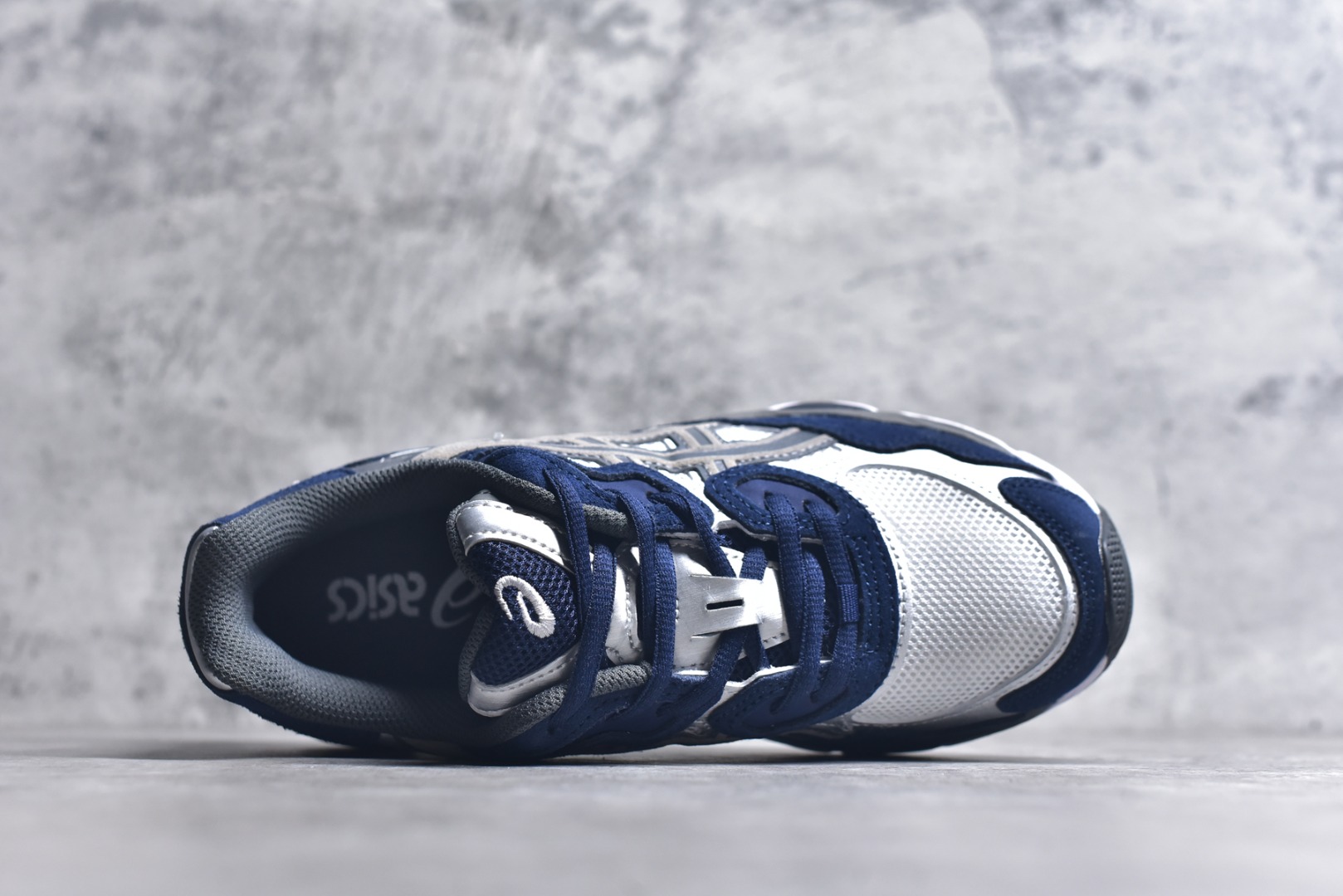 图片[4]-#Asics GEL-NYC 亚瑟士防滑耐磨透气低帮运动休闲鞋 GEL-NYC™ 运动鞋的灵感源自传统和现代高性能跑步风格 其鞋面结构参考了 2000 年代初的 GEL-NIMBUS™ 3 鞋 并将其与 MC-PLUS V 设计中的各种装饰融为一体 该工装通过使用 GEL-CUMULUS® 16 鞋的工装系统来对比鞋面的复古风格 通过轻质泡沫和 GEL® 技术嵌入物的结合 这种中底结构有助于创造先进的脚底舒适度 尺码：36 37 37.5 38 39 40.5 41.5 42 42.5 43.5 44 45-选品中心