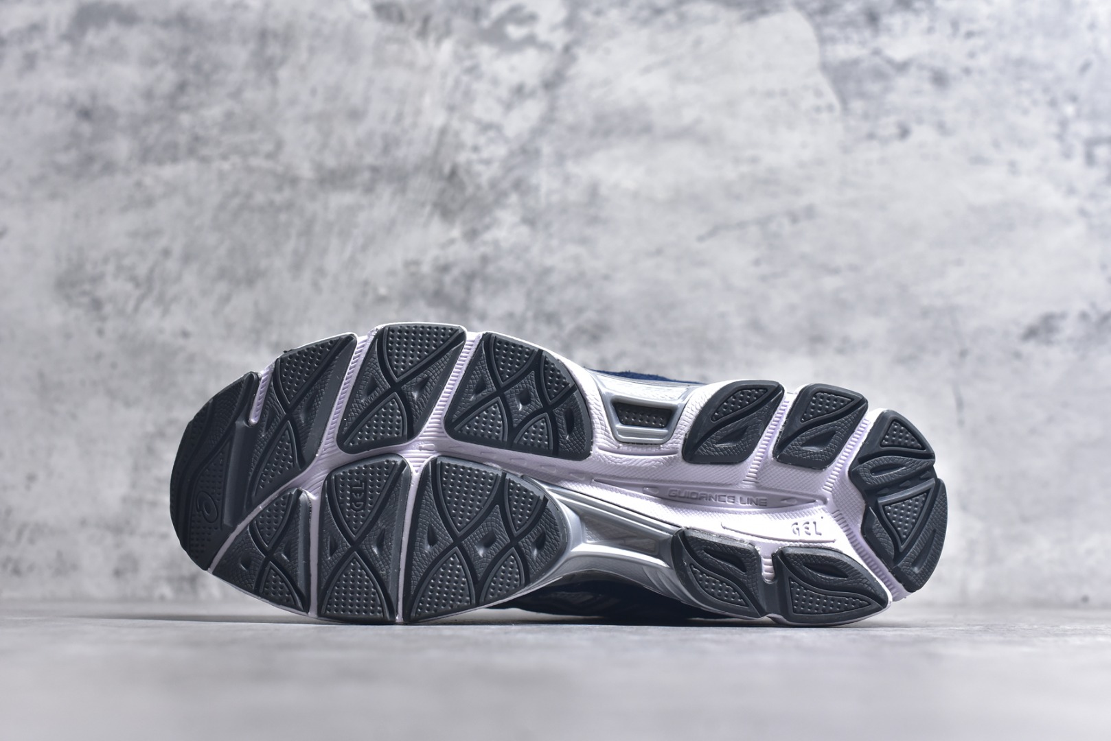 图片[6]-#Asics GEL-NYC 亚瑟士防滑耐磨透气低帮运动休闲鞋 GEL-NYC™ 运动鞋的灵感源自传统和现代高性能跑步风格 其鞋面结构参考了 2000 年代初的 GEL-NIMBUS™ 3 鞋 并将其与 MC-PLUS V 设计中的各种装饰融为一体 该工装通过使用 GEL-CUMULUS® 16 鞋的工装系统来对比鞋面的复古风格 通过轻质泡沫和 GEL® 技术嵌入物的结合 这种中底结构有助于创造先进的脚底舒适度 尺码：36 37 37.5 38 39 40.5 41.5 42 42.5 43.5 44 45-选品中心