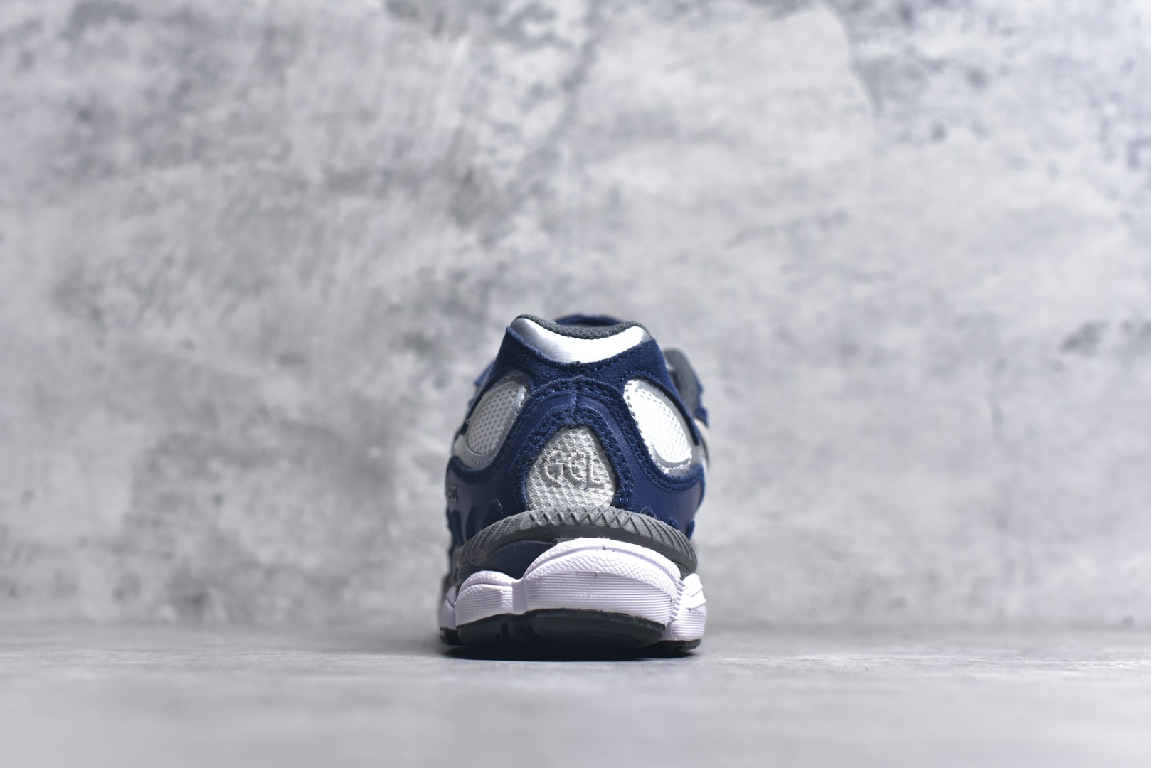 图片[5]-#Asics GEL-NYC 亚瑟士防滑耐磨透气低帮运动休闲鞋 GEL-NYC™ 运动鞋的灵感源自传统和现代高性能跑步风格 其鞋面结构参考了 2000 年代初的 GEL-NIMBUS™ 3 鞋 并将其与 MC-PLUS V 设计中的各种装饰融为一体 该工装通过使用 GEL-CUMULUS® 16 鞋的工装系统来对比鞋面的复古风格 通过轻质泡沫和 GEL® 技术嵌入物的结合 这种中底结构有助于创造先进的脚底舒适度 尺码：36 37 37.5 38 39 40.5 41.5 42 42.5 43.5 44 45-选品中心
