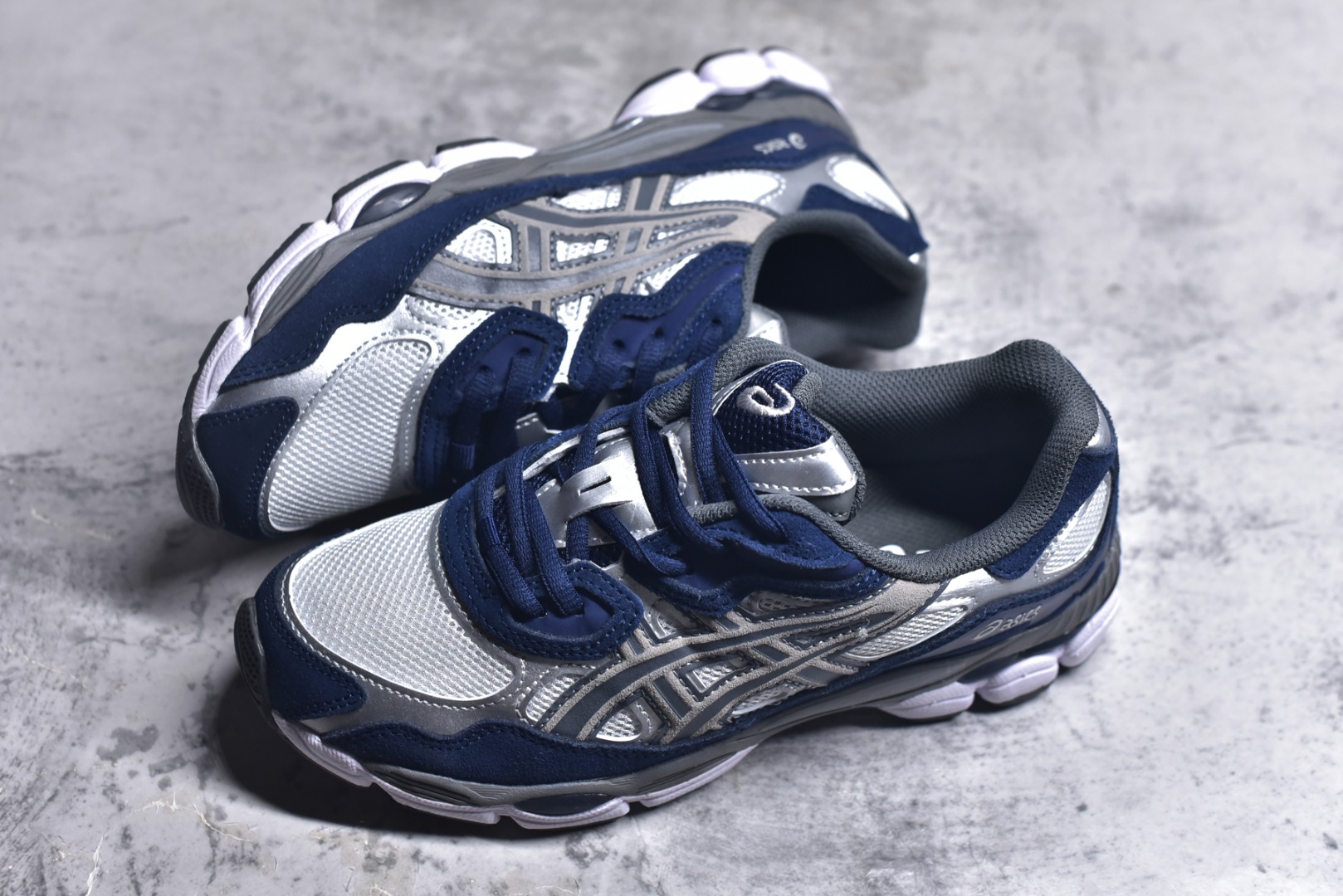 图片[7]-#Asics GEL-NYC 亚瑟士防滑耐磨透气低帮运动休闲鞋 GEL-NYC™ 运动鞋的灵感源自传统和现代高性能跑步风格 其鞋面结构参考了 2000 年代初的 GEL-NIMBUS™ 3 鞋 并将其与 MC-PLUS V 设计中的各种装饰融为一体 该工装通过使用 GEL-CUMULUS® 16 鞋的工装系统来对比鞋面的复古风格 通过轻质泡沫和 GEL® 技术嵌入物的结合 这种中底结构有助于创造先进的脚底舒适度 尺码：36 37 37.5 38 39 40.5 41.5 42 42.5 43.5 44 45-选品中心