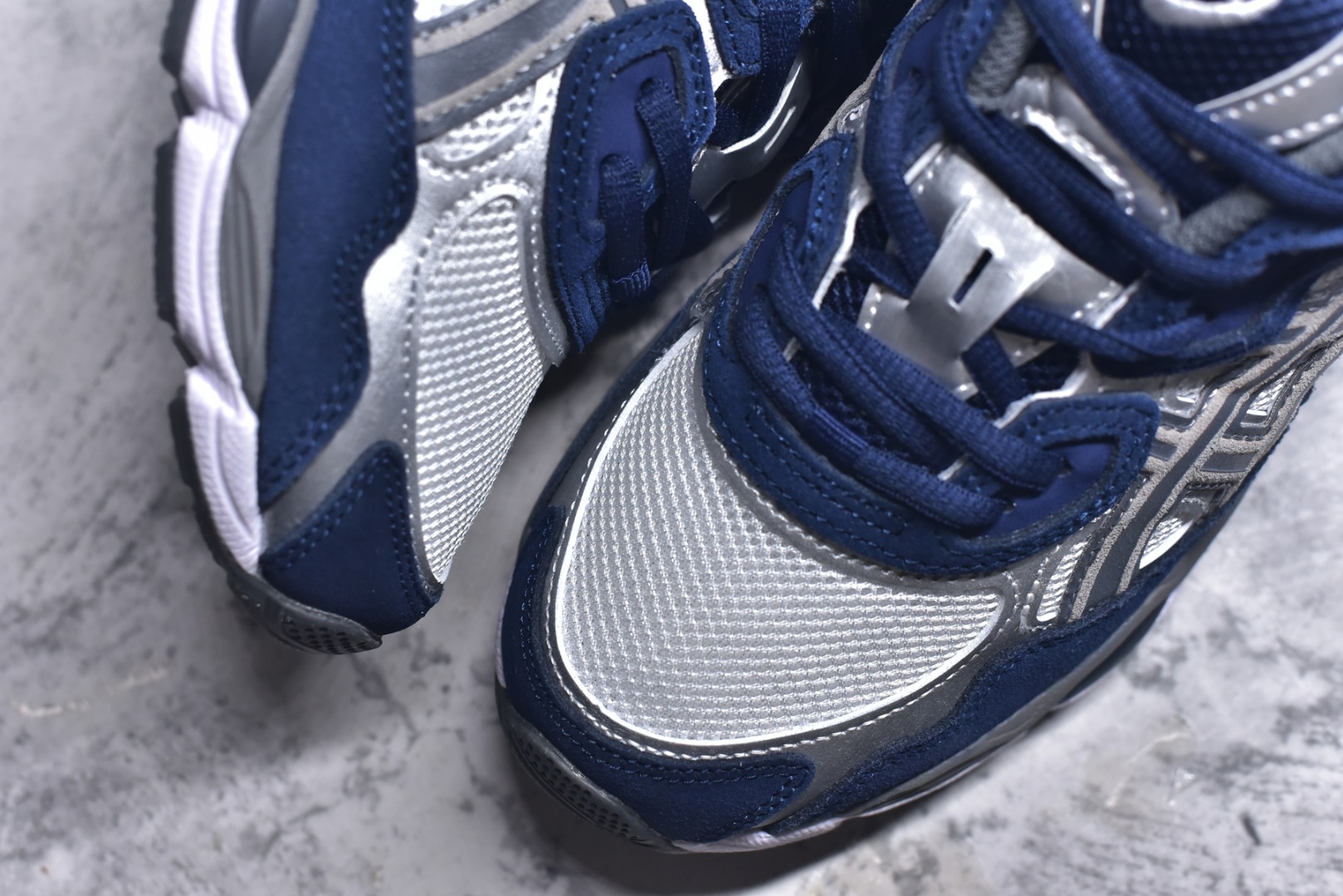 图片[8]-#Asics GEL-NYC 亚瑟士防滑耐磨透气低帮运动休闲鞋 GEL-NYC™ 运动鞋的灵感源自传统和现代高性能跑步风格 其鞋面结构参考了 2000 年代初的 GEL-NIMBUS™ 3 鞋 并将其与 MC-PLUS V 设计中的各种装饰融为一体 该工装通过使用 GEL-CUMULUS® 16 鞋的工装系统来对比鞋面的复古风格 通过轻质泡沫和 GEL® 技术嵌入物的结合 这种中底结构有助于创造先进的脚底舒适度 尺码：36 37 37.5 38 39 40.5 41.5 42 42.5 43.5 44 45-选品中心