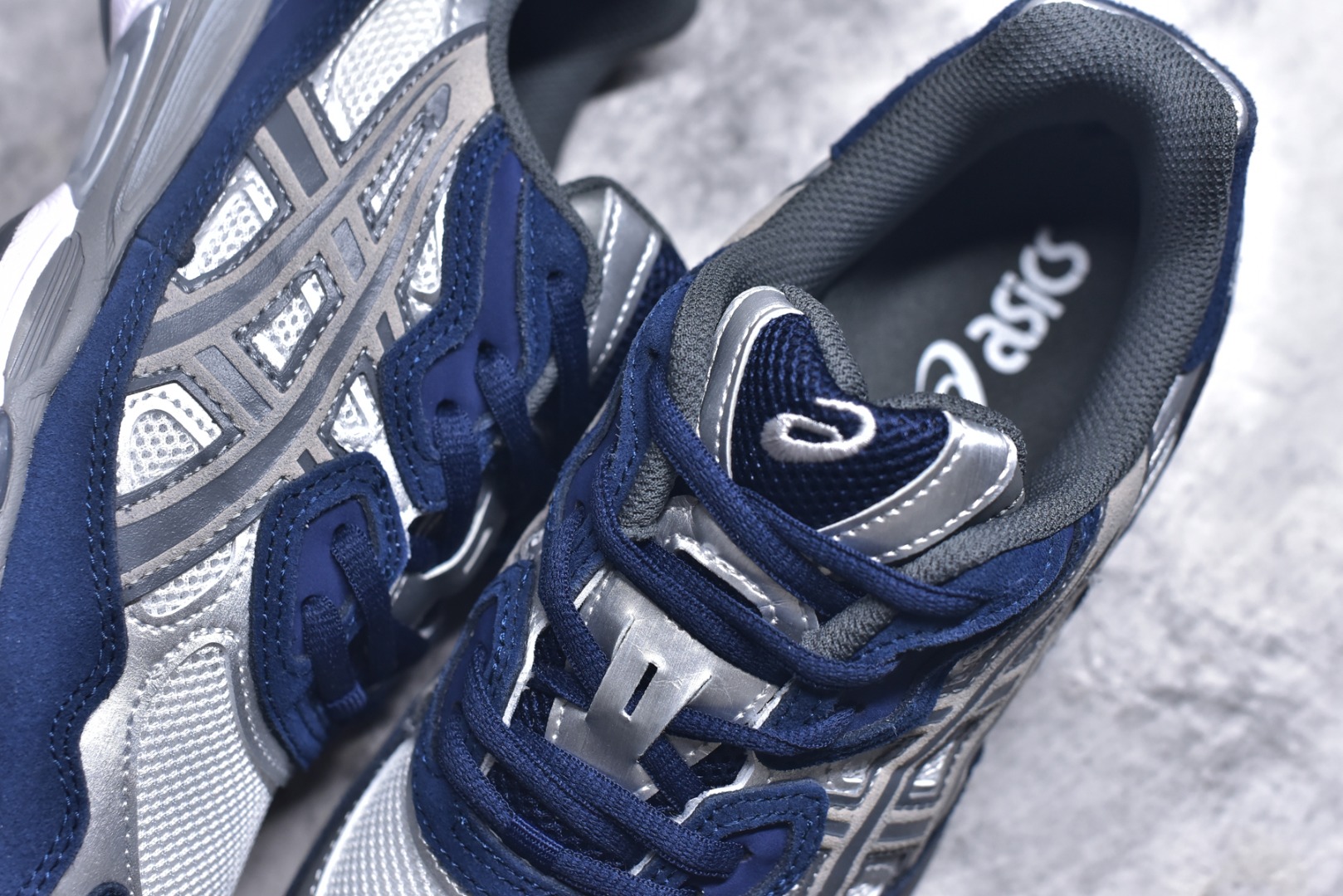 图片[9]-#Asics GEL-NYC 亚瑟士防滑耐磨透气低帮运动休闲鞋 GEL-NYC™ 运动鞋的灵感源自传统和现代高性能跑步风格 其鞋面结构参考了 2000 年代初的 GEL-NIMBUS™ 3 鞋 并将其与 MC-PLUS V 设计中的各种装饰融为一体 该工装通过使用 GEL-CUMULUS® 16 鞋的工装系统来对比鞋面的复古风格 通过轻质泡沫和 GEL® 技术嵌入物的结合 这种中底结构有助于创造先进的脚底舒适度 尺码：36 37 37.5 38 39 40.5 41.5 42 42.5 43.5 44 45-选品中心