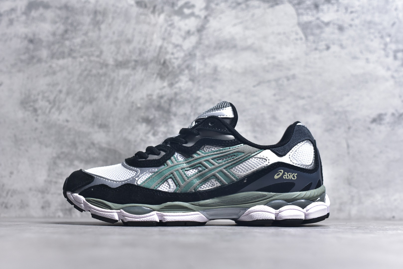 #Asics GEL-NYC 亚瑟士防滑耐磨透气低帮运动休闲鞋 GEL-NYC™ 运动鞋的灵感源自传统和现代高性能跑步风格 其鞋面结构参考了 2000 年代初的 GEL-NIMBUS™ 3 鞋 并将其与 MC-PLUS V 设计中的各种装饰融为一体 该工装通过使用 GEL-CUMULUS® 16 鞋的工装系统来对比鞋面的复古风格 通过轻质泡沫和 GEL® 技术嵌入物的结合 这种中底结构有助于创造先进的脚底舒适度 尺码：36 37 37.5 38 39 40.5 41.5 42 42.5 43.5 44 45-选品中心