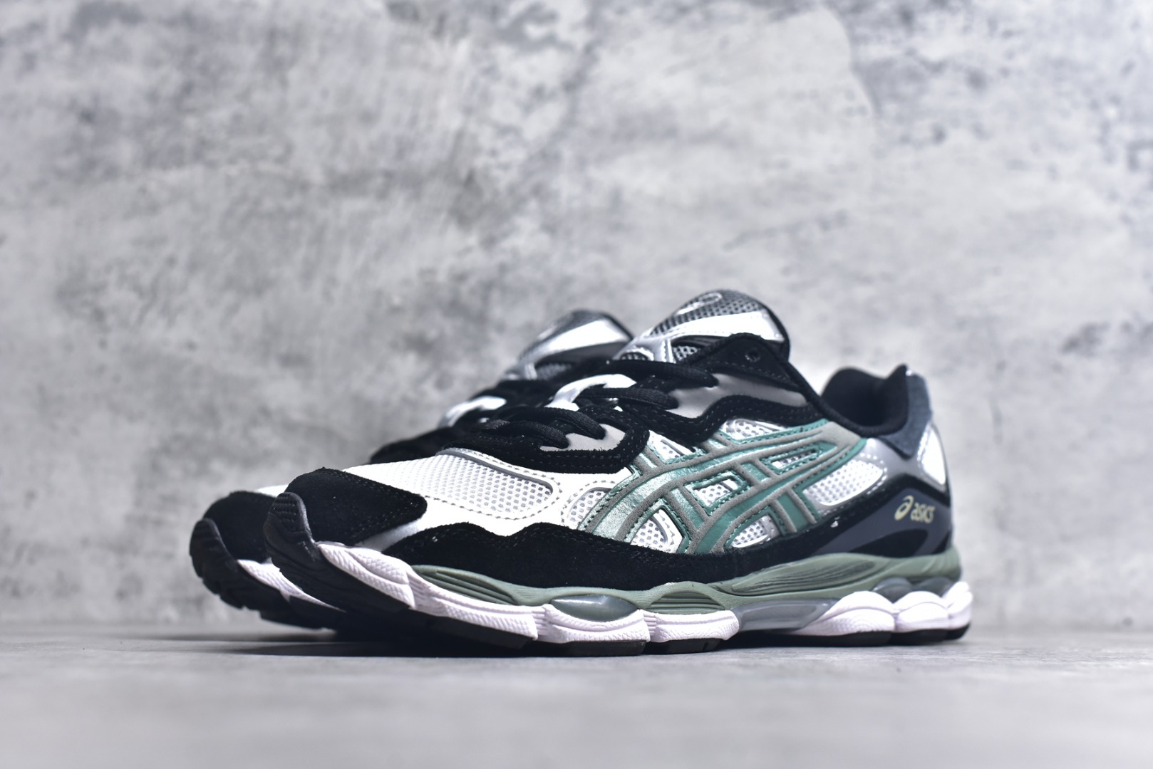 图片[2]-#Asics GEL-NYC 亚瑟士防滑耐磨透气低帮运动休闲鞋 GEL-NYC™ 运动鞋的灵感源自传统和现代高性能跑步风格 其鞋面结构参考了 2000 年代初的 GEL-NIMBUS™ 3 鞋 并将其与 MC-PLUS V 设计中的各种装饰融为一体 该工装通过使用 GEL-CUMULUS® 16 鞋的工装系统来对比鞋面的复古风格 通过轻质泡沫和 GEL® 技术嵌入物的结合 这种中底结构有助于创造先进的脚底舒适度 尺码：36 37 37.5 38 39 40.5 41.5 42 42.5 43.5 44 45-选品中心