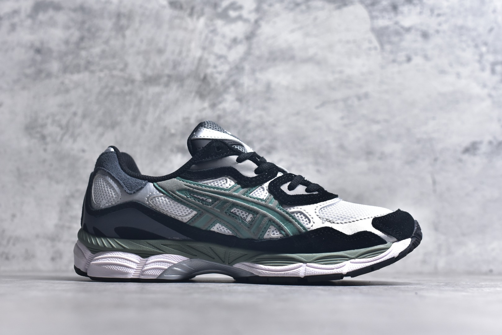 图片[3]-#Asics GEL-NYC 亚瑟士防滑耐磨透气低帮运动休闲鞋 GEL-NYC™ 运动鞋的灵感源自传统和现代高性能跑步风格 其鞋面结构参考了 2000 年代初的 GEL-NIMBUS™ 3 鞋 并将其与 MC-PLUS V 设计中的各种装饰融为一体 该工装通过使用 GEL-CUMULUS® 16 鞋的工装系统来对比鞋面的复古风格 通过轻质泡沫和 GEL® 技术嵌入物的结合 这种中底结构有助于创造先进的脚底舒适度 尺码：36 37 37.5 38 39 40.5 41.5 42 42.5 43.5 44 45-选品中心