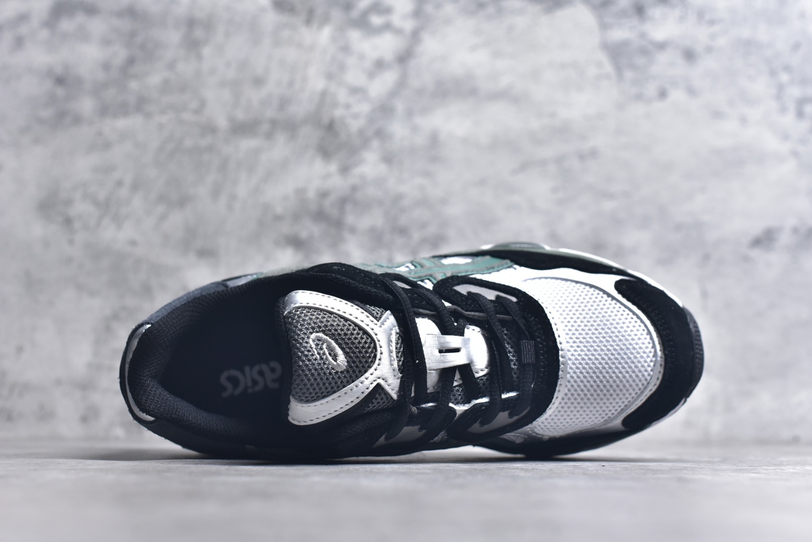 图片[4]-#Asics GEL-NYC 亚瑟士防滑耐磨透气低帮运动休闲鞋 GEL-NYC™ 运动鞋的灵感源自传统和现代高性能跑步风格 其鞋面结构参考了 2000 年代初的 GEL-NIMBUS™ 3 鞋 并将其与 MC-PLUS V 设计中的各种装饰融为一体 该工装通过使用 GEL-CUMULUS® 16 鞋的工装系统来对比鞋面的复古风格 通过轻质泡沫和 GEL® 技术嵌入物的结合 这种中底结构有助于创造先进的脚底舒适度 尺码：36 37 37.5 38 39 40.5 41.5 42 42.5 43.5 44 45-选品中心