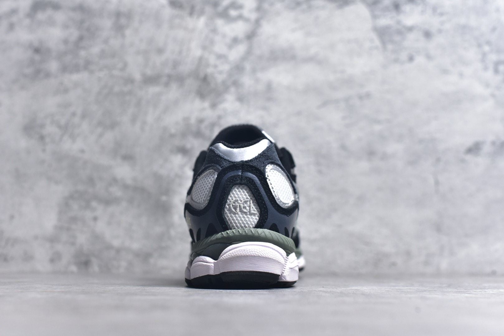 图片[5]-#Asics GEL-NYC 亚瑟士防滑耐磨透气低帮运动休闲鞋 GEL-NYC™ 运动鞋的灵感源自传统和现代高性能跑步风格 其鞋面结构参考了 2000 年代初的 GEL-NIMBUS™ 3 鞋 并将其与 MC-PLUS V 设计中的各种装饰融为一体 该工装通过使用 GEL-CUMULUS® 16 鞋的工装系统来对比鞋面的复古风格 通过轻质泡沫和 GEL® 技术嵌入物的结合 这种中底结构有助于创造先进的脚底舒适度 尺码：36 37 37.5 38 39 40.5 41.5 42 42.5 43.5 44 45-选品中心