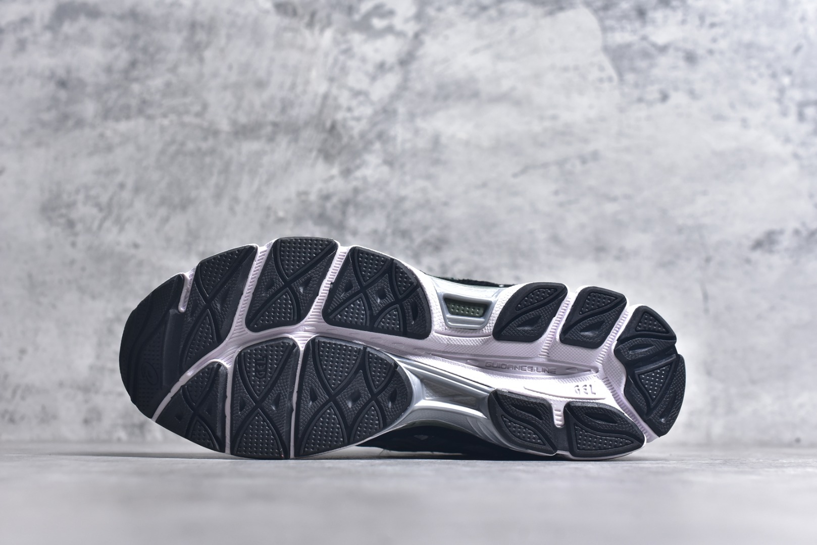 图片[6]-#Asics GEL-NYC 亚瑟士防滑耐磨透气低帮运动休闲鞋 GEL-NYC™ 运动鞋的灵感源自传统和现代高性能跑步风格 其鞋面结构参考了 2000 年代初的 GEL-NIMBUS™ 3 鞋 并将其与 MC-PLUS V 设计中的各种装饰融为一体 该工装通过使用 GEL-CUMULUS® 16 鞋的工装系统来对比鞋面的复古风格 通过轻质泡沫和 GEL® 技术嵌入物的结合 这种中底结构有助于创造先进的脚底舒适度 尺码：36 37 37.5 38 39 40.5 41.5 42 42.5 43.5 44 45-选品中心