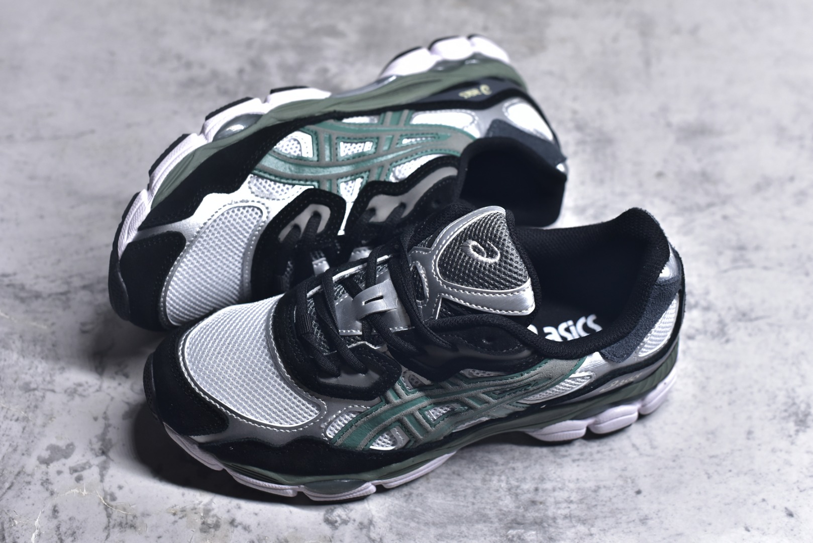 图片[7]-#Asics GEL-NYC 亚瑟士防滑耐磨透气低帮运动休闲鞋 GEL-NYC™ 运动鞋的灵感源自传统和现代高性能跑步风格 其鞋面结构参考了 2000 年代初的 GEL-NIMBUS™ 3 鞋 并将其与 MC-PLUS V 设计中的各种装饰融为一体 该工装通过使用 GEL-CUMULUS® 16 鞋的工装系统来对比鞋面的复古风格 通过轻质泡沫和 GEL® 技术嵌入物的结合 这种中底结构有助于创造先进的脚底舒适度 尺码：36 37 37.5 38 39 40.5 41.5 42 42.5 43.5 44 45-选品中心