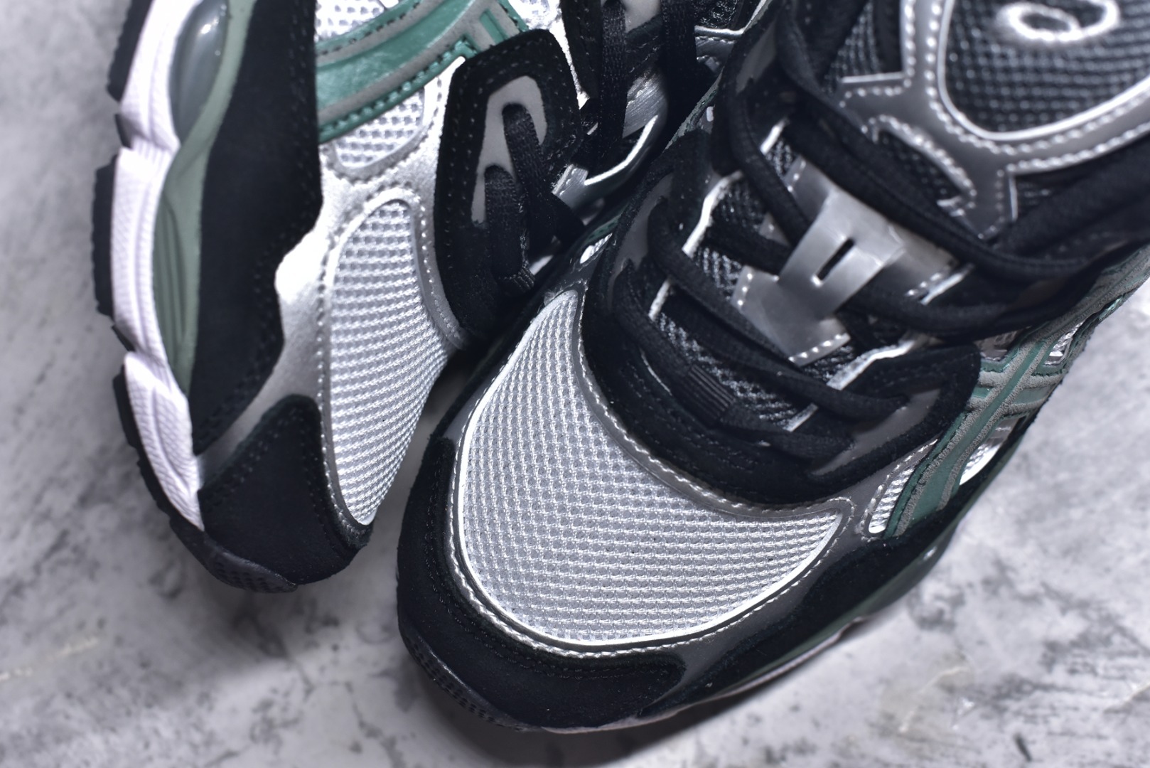 图片[8]-#Asics GEL-NYC 亚瑟士防滑耐磨透气低帮运动休闲鞋 GEL-NYC™ 运动鞋的灵感源自传统和现代高性能跑步风格 其鞋面结构参考了 2000 年代初的 GEL-NIMBUS™ 3 鞋 并将其与 MC-PLUS V 设计中的各种装饰融为一体 该工装通过使用 GEL-CUMULUS® 16 鞋的工装系统来对比鞋面的复古风格 通过轻质泡沫和 GEL® 技术嵌入物的结合 这种中底结构有助于创造先进的脚底舒适度 尺码：36 37 37.5 38 39 40.5 41.5 42 42.5 43.5 44 45-选品中心