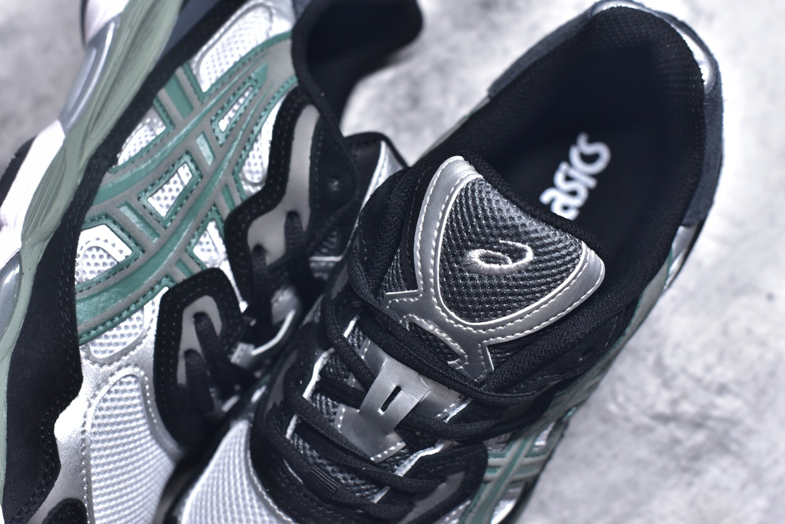 图片[9]-#Asics GEL-NYC 亚瑟士防滑耐磨透气低帮运动休闲鞋 GEL-NYC™ 运动鞋的灵感源自传统和现代高性能跑步风格 其鞋面结构参考了 2000 年代初的 GEL-NIMBUS™ 3 鞋 并将其与 MC-PLUS V 设计中的各种装饰融为一体 该工装通过使用 GEL-CUMULUS® 16 鞋的工装系统来对比鞋面的复古风格 通过轻质泡沫和 GEL® 技术嵌入物的结合 这种中底结构有助于创造先进的脚底舒适度 尺码：36 37 37.5 38 39 40.5 41.5 42 42.5 43.5 44 45-选品中心