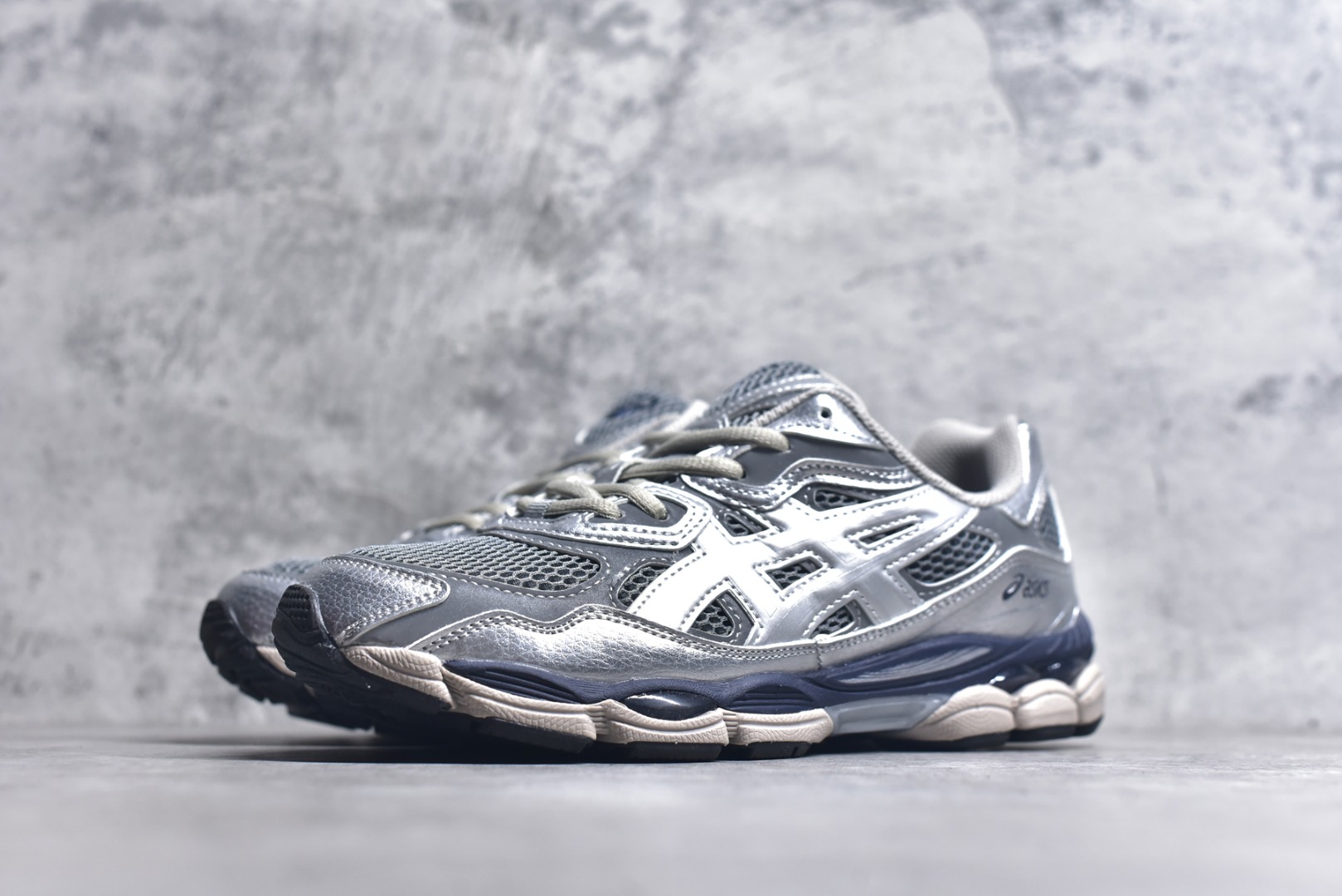 图片[2]-#Asics GEL-NYC 亚瑟士防滑耐磨透气低帮运动休闲鞋 GEL-NYC™ 运动鞋的灵感源自传统和现代高性能跑步风格 其鞋面结构参考了 2000 年代初的 GEL-NIMBUS™ 3 鞋 并将其与 MC-PLUS V 设计中的各种装饰融为一体 该工装通过使用 GEL-CUMULUS® 16 鞋的工装系统来对比鞋面的复古风格 通过轻质泡沫和 GEL® 技术嵌入物的结合 这种中底结构有助于创造先进的脚底舒适度 尺码：36 37 37.5 38 39 40.5 41.5 42 42.5 43.5 44 45-选品中心