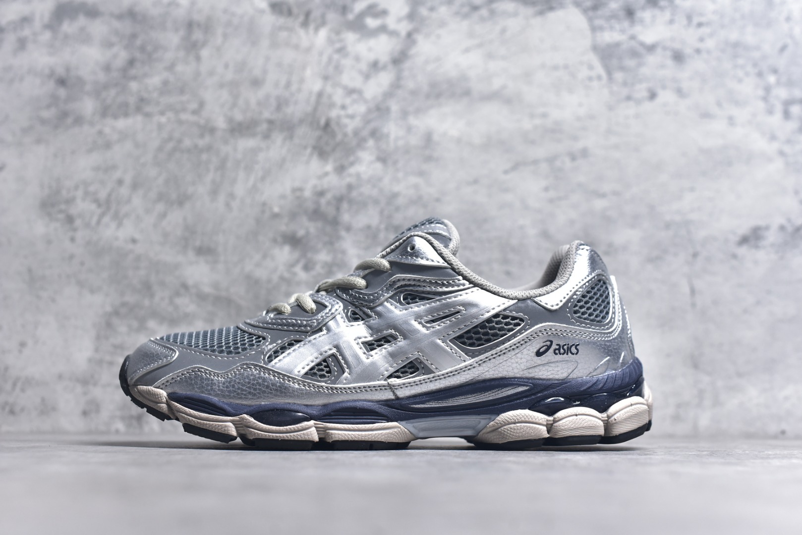 #Asics GEL-NYC 亚瑟士防滑耐磨透气低帮运动休闲鞋 GEL-NYC™ 运动鞋的灵感源自传统和现代高性能跑步风格 其鞋面结构参考了 2000 年代初的 GEL-NIMBUS™ 3 鞋 并将其与 MC-PLUS V 设计中的各种装饰融为一体 该工装通过使用 GEL-CUMULUS® 16 鞋的工装系统来对比鞋面的复古风格 通过轻质泡沫和 GEL® 技术嵌入物的结合 这种中底结构有助于创造先进的脚底舒适度 尺码：36 37 37.5 38 39 40.5 41.5 42 42.5 43.5 44 45-选品中心
