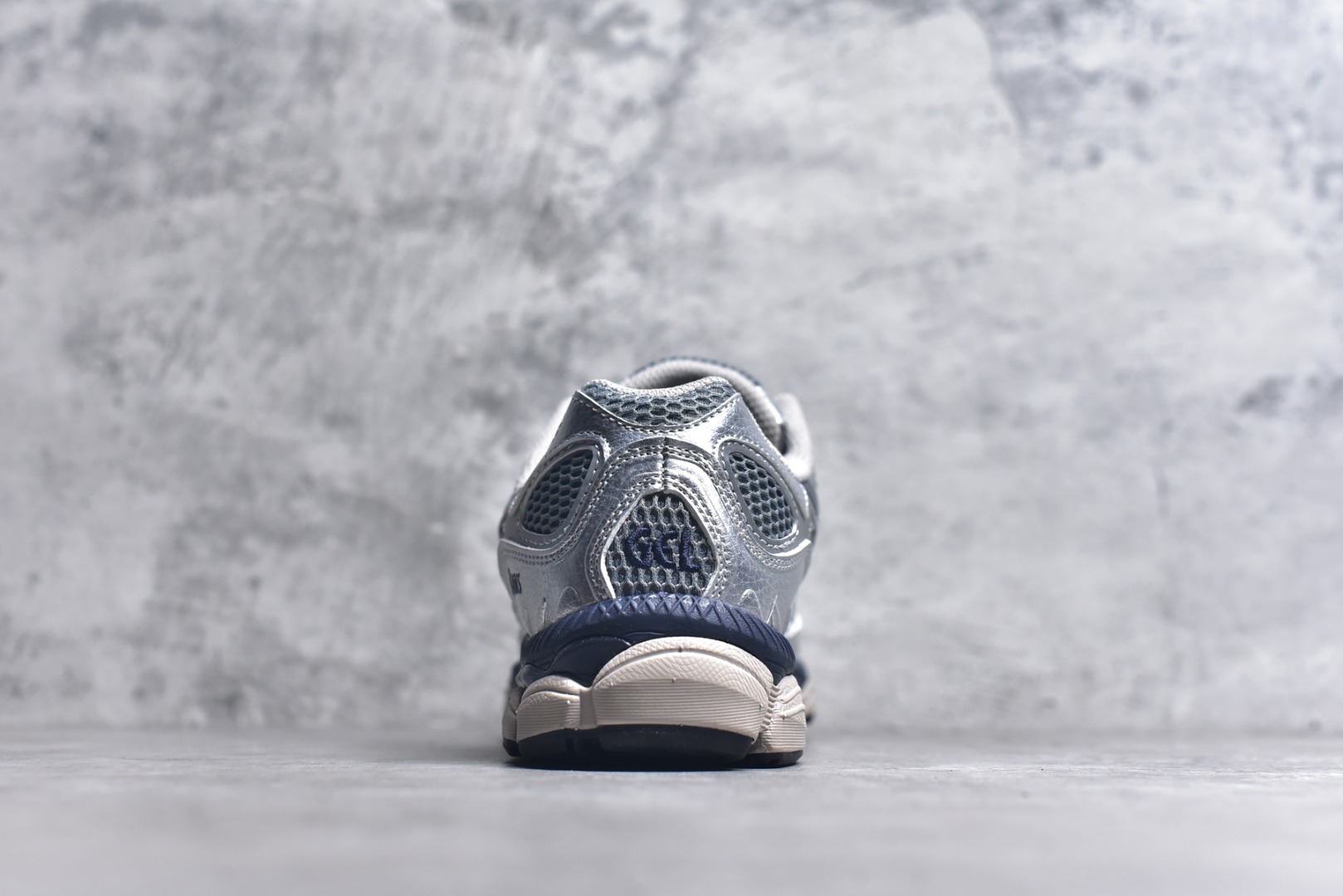 图片[5]-#Asics GEL-NYC 亚瑟士防滑耐磨透气低帮运动休闲鞋 GEL-NYC™ 运动鞋的灵感源自传统和现代高性能跑步风格 其鞋面结构参考了 2000 年代初的 GEL-NIMBUS™ 3 鞋 并将其与 MC-PLUS V 设计中的各种装饰融为一体 该工装通过使用 GEL-CUMULUS® 16 鞋的工装系统来对比鞋面的复古风格 通过轻质泡沫和 GEL® 技术嵌入物的结合 这种中底结构有助于创造先进的脚底舒适度 尺码：36 37 37.5 38 39 40.5 41.5 42 42.5 43.5 44 45-选品中心