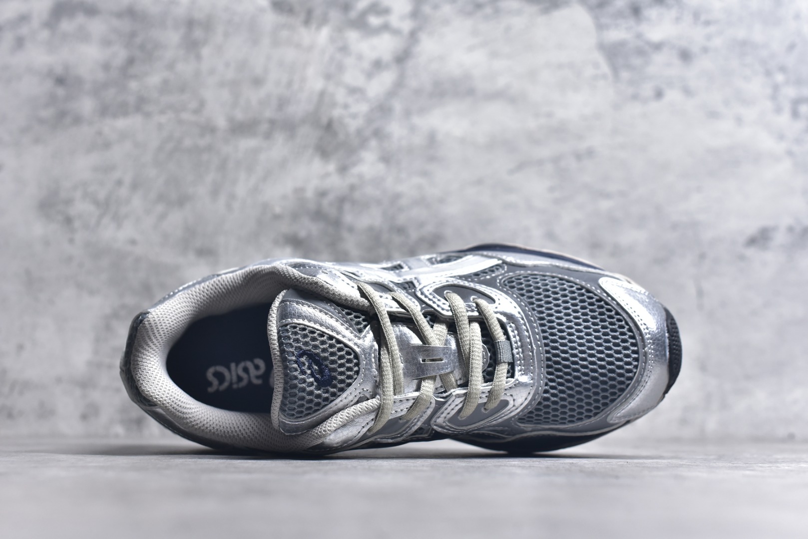 图片[4]-#Asics GEL-NYC 亚瑟士防滑耐磨透气低帮运动休闲鞋 GEL-NYC™ 运动鞋的灵感源自传统和现代高性能跑步风格 其鞋面结构参考了 2000 年代初的 GEL-NIMBUS™ 3 鞋 并将其与 MC-PLUS V 设计中的各种装饰融为一体 该工装通过使用 GEL-CUMULUS® 16 鞋的工装系统来对比鞋面的复古风格 通过轻质泡沫和 GEL® 技术嵌入物的结合 这种中底结构有助于创造先进的脚底舒适度 尺码：36 37 37.5 38 39 40.5 41.5 42 42.5 43.5 44 45-选品中心