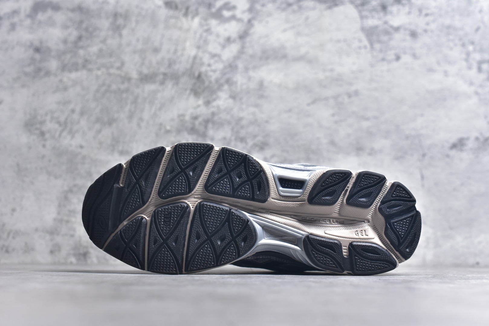 图片[6]-#Asics GEL-NYC 亚瑟士防滑耐磨透气低帮运动休闲鞋 GEL-NYC™ 运动鞋的灵感源自传统和现代高性能跑步风格 其鞋面结构参考了 2000 年代初的 GEL-NIMBUS™ 3 鞋 并将其与 MC-PLUS V 设计中的各种装饰融为一体 该工装通过使用 GEL-CUMULUS® 16 鞋的工装系统来对比鞋面的复古风格 通过轻质泡沫和 GEL® 技术嵌入物的结合 这种中底结构有助于创造先进的脚底舒适度 尺码：36 37 37.5 38 39 40.5 41.5 42 42.5 43.5 44 45-选品中心