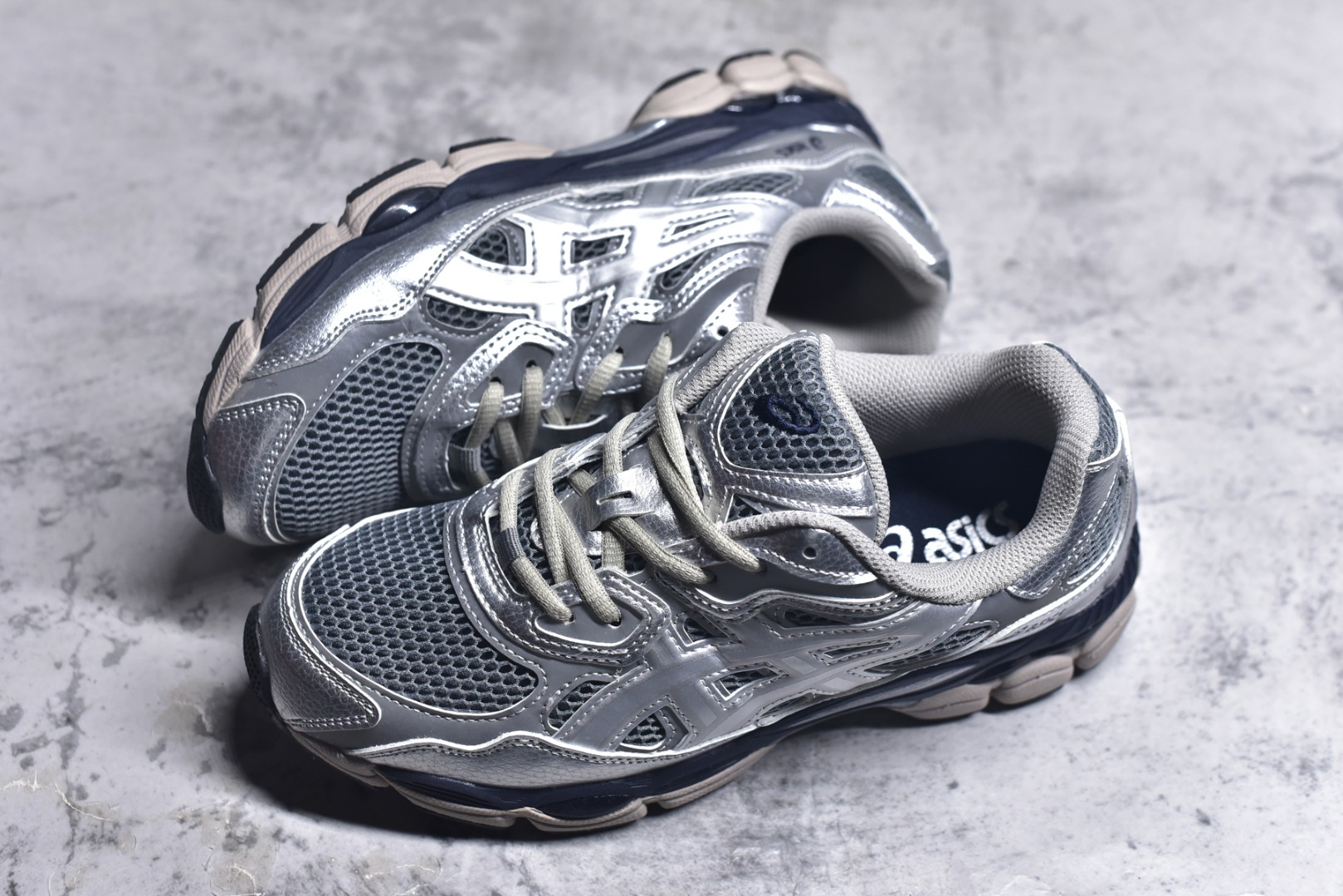图片[7]-#Asics GEL-NYC 亚瑟士防滑耐磨透气低帮运动休闲鞋 GEL-NYC™ 运动鞋的灵感源自传统和现代高性能跑步风格 其鞋面结构参考了 2000 年代初的 GEL-NIMBUS™ 3 鞋 并将其与 MC-PLUS V 设计中的各种装饰融为一体 该工装通过使用 GEL-CUMULUS® 16 鞋的工装系统来对比鞋面的复古风格 通过轻质泡沫和 GEL® 技术嵌入物的结合 这种中底结构有助于创造先进的脚底舒适度 尺码：36 37 37.5 38 39 40.5 41.5 42 42.5 43.5 44 45-选品中心
