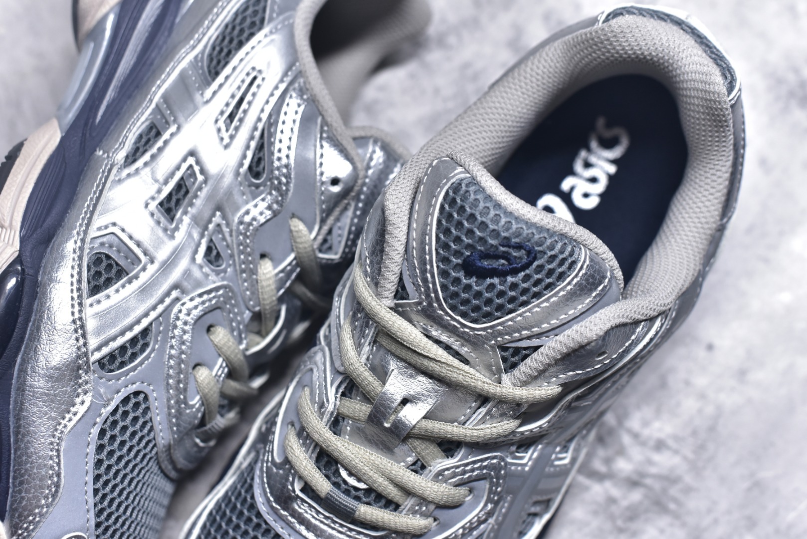 图片[9]-#Asics GEL-NYC 亚瑟士防滑耐磨透气低帮运动休闲鞋 GEL-NYC™ 运动鞋的灵感源自传统和现代高性能跑步风格 其鞋面结构参考了 2000 年代初的 GEL-NIMBUS™ 3 鞋 并将其与 MC-PLUS V 设计中的各种装饰融为一体 该工装通过使用 GEL-CUMULUS® 16 鞋的工装系统来对比鞋面的复古风格 通过轻质泡沫和 GEL® 技术嵌入物的结合 这种中底结构有助于创造先进的脚底舒适度 尺码：36 37 37.5 38 39 40.5 41.5 42 42.5 43.5 44 45-选品中心