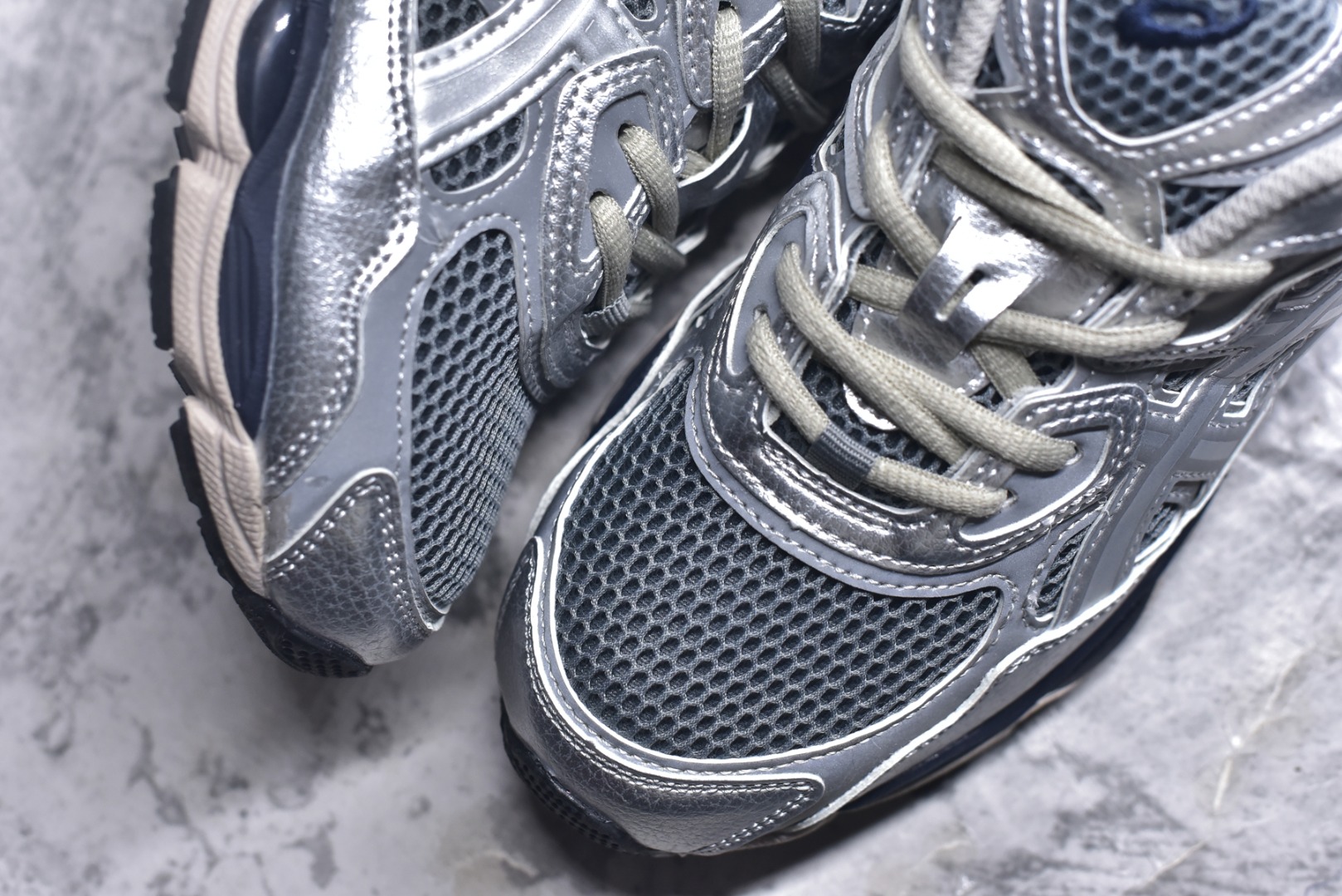 图片[8]-#Asics GEL-NYC 亚瑟士防滑耐磨透气低帮运动休闲鞋 GEL-NYC™ 运动鞋的灵感源自传统和现代高性能跑步风格 其鞋面结构参考了 2000 年代初的 GEL-NIMBUS™ 3 鞋 并将其与 MC-PLUS V 设计中的各种装饰融为一体 该工装通过使用 GEL-CUMULUS® 16 鞋的工装系统来对比鞋面的复古风格 通过轻质泡沫和 GEL® 技术嵌入物的结合 这种中底结构有助于创造先进的脚底舒适度 尺码：36 37 37.5 38 39 40.5 41.5 42 42.5 43.5 44 45-选品中心