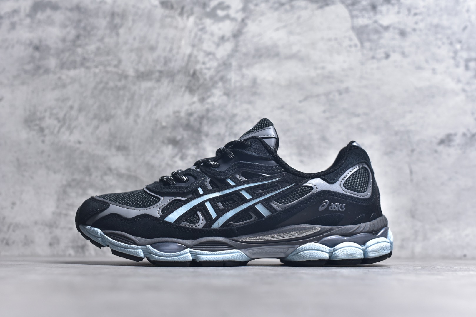 #Asics GEL-NYC 亚瑟士防滑耐磨透气低帮运动休闲鞋 GEL-NYC™ 运动鞋的灵感源自传统和现代高性能跑步风格 其鞋面结构参考了 2000 年代初的 GEL-NIMBUS™ 3 鞋 并将其与 MC-PLUS V 设计中的各种装饰融为一体 该工装通过使用 GEL-CUMULUS® 16 鞋的工装系统来对比鞋面的复古风格 通过轻质泡沫和 GEL® 技术嵌入物的结合 这种中底结构有助于创造先进的脚底舒适度 尺码：36 37 37.5 38 39 40.5 41.5 42 42.5 43.5 44 45-选品中心