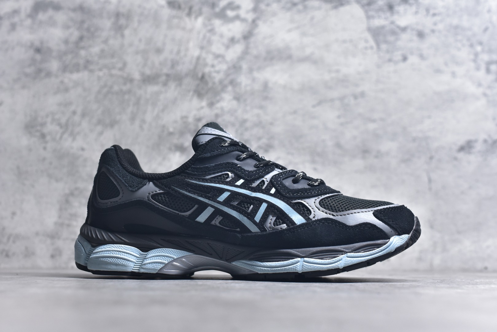 图片[3]-#Asics GEL-NYC 亚瑟士防滑耐磨透气低帮运动休闲鞋 GEL-NYC™ 运动鞋的灵感源自传统和现代高性能跑步风格 其鞋面结构参考了 2000 年代初的 GEL-NIMBUS™ 3 鞋 并将其与 MC-PLUS V 设计中的各种装饰融为一体 该工装通过使用 GEL-CUMULUS® 16 鞋的工装系统来对比鞋面的复古风格 通过轻质泡沫和 GEL® 技术嵌入物的结合 这种中底结构有助于创造先进的脚底舒适度 尺码：36 37 37.5 38 39 40.5 41.5 42 42.5 43.5 44 45-选品中心