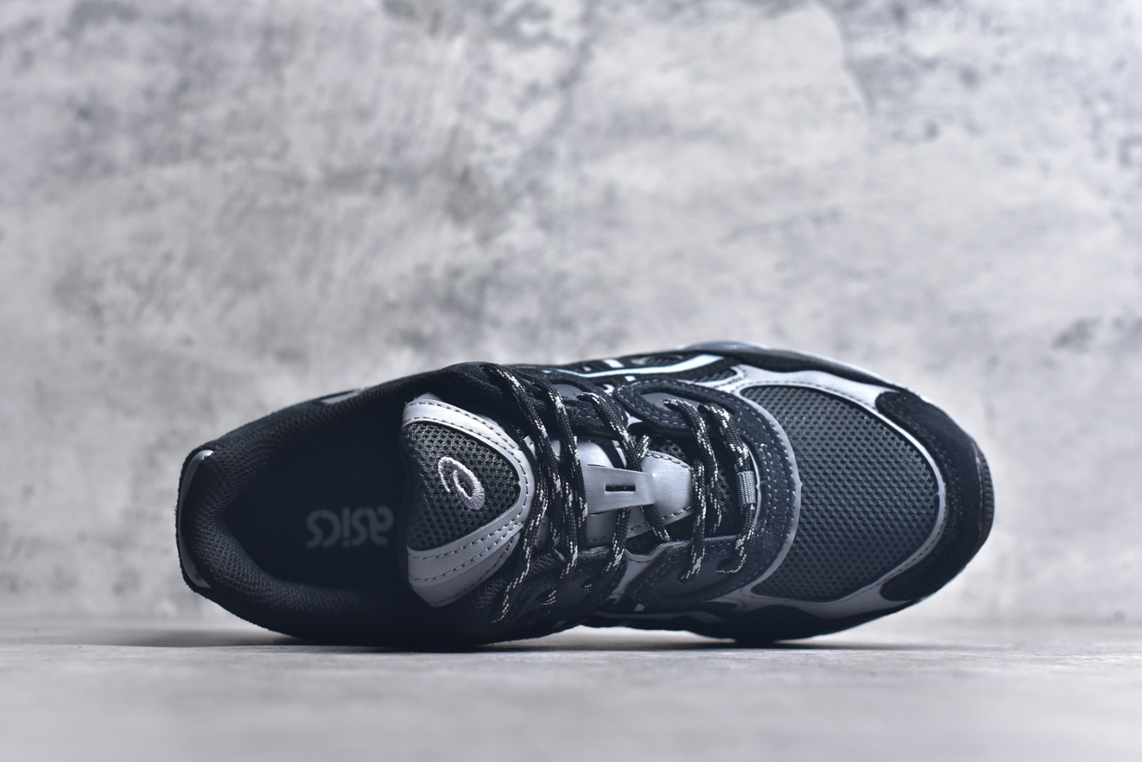 图片[4]-#Asics GEL-NYC 亚瑟士防滑耐磨透气低帮运动休闲鞋 GEL-NYC™ 运动鞋的灵感源自传统和现代高性能跑步风格 其鞋面结构参考了 2000 年代初的 GEL-NIMBUS™ 3 鞋 并将其与 MC-PLUS V 设计中的各种装饰融为一体 该工装通过使用 GEL-CUMULUS® 16 鞋的工装系统来对比鞋面的复古风格 通过轻质泡沫和 GEL® 技术嵌入物的结合 这种中底结构有助于创造先进的脚底舒适度 尺码：36 37 37.5 38 39 40.5 41.5 42 42.5 43.5 44 45-选品中心